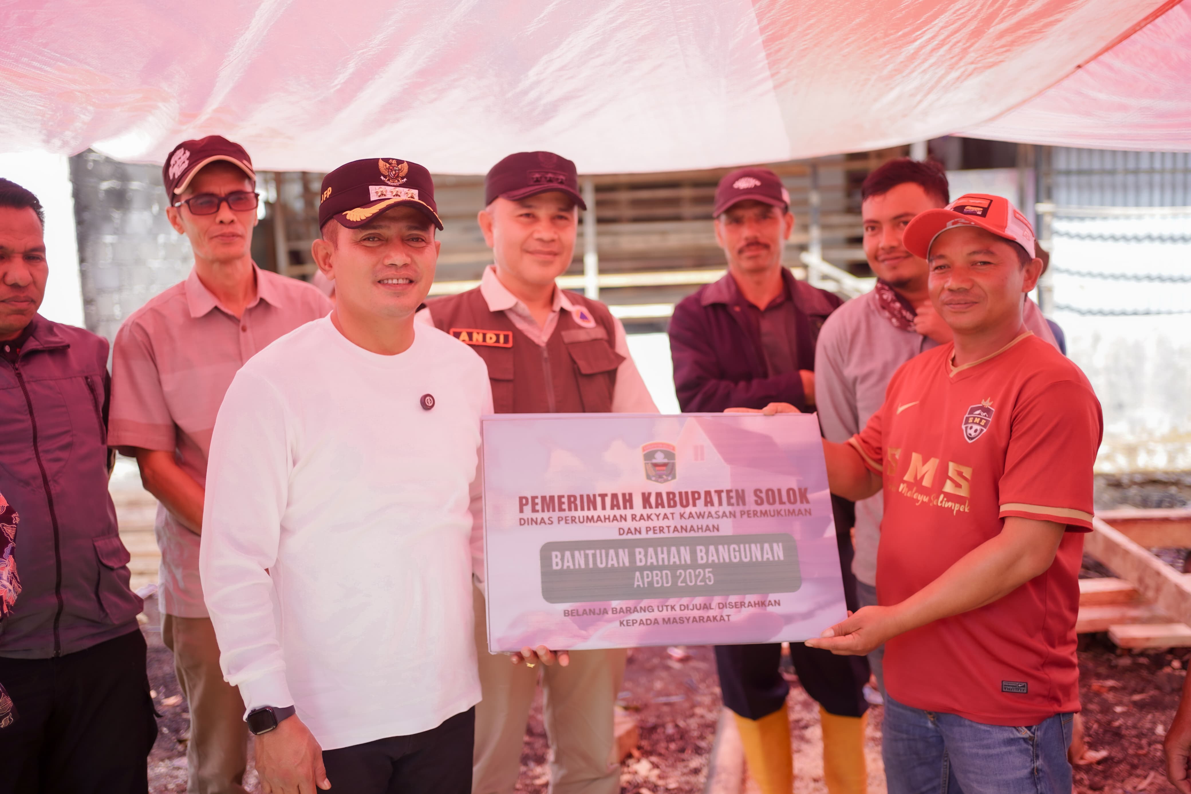 Bupati Solok Serahkan Bantuan kepada Lima Keluarga Yang Menjadi Korban Kebakaran
