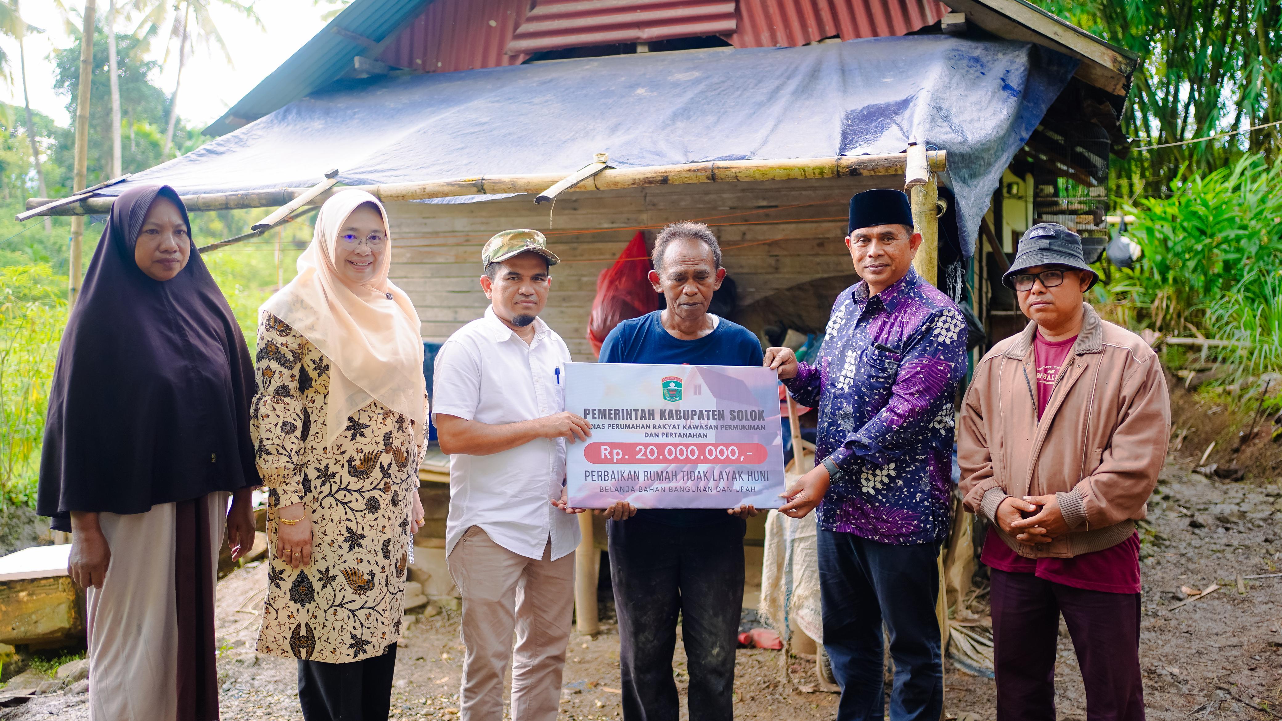 Wakil Bupati Solok Serahkan Bantuan untuk Rumah Tidak Layak Huni dan Korban Kebakaran