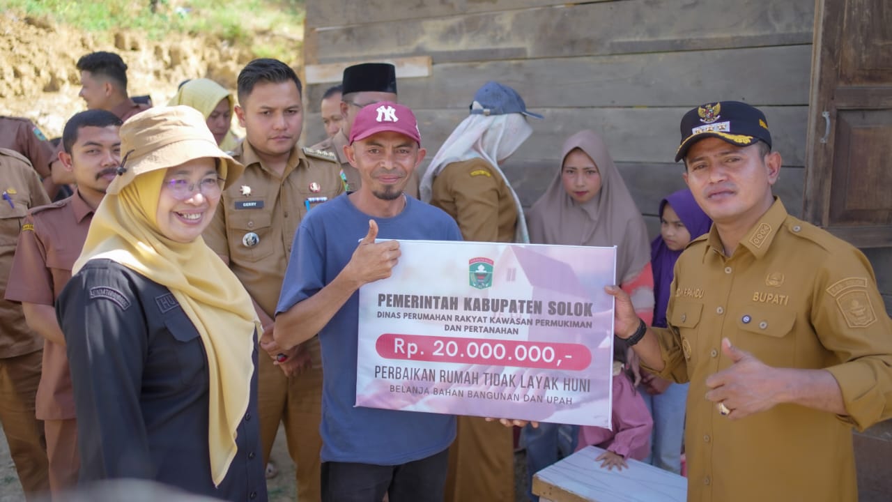 Bupati Solok Jon Firman Pandu Serahkan Bantuan kepada Masyarakat saat Kunjungan ke Nagari Surian dan Nagari Sungai Nanam