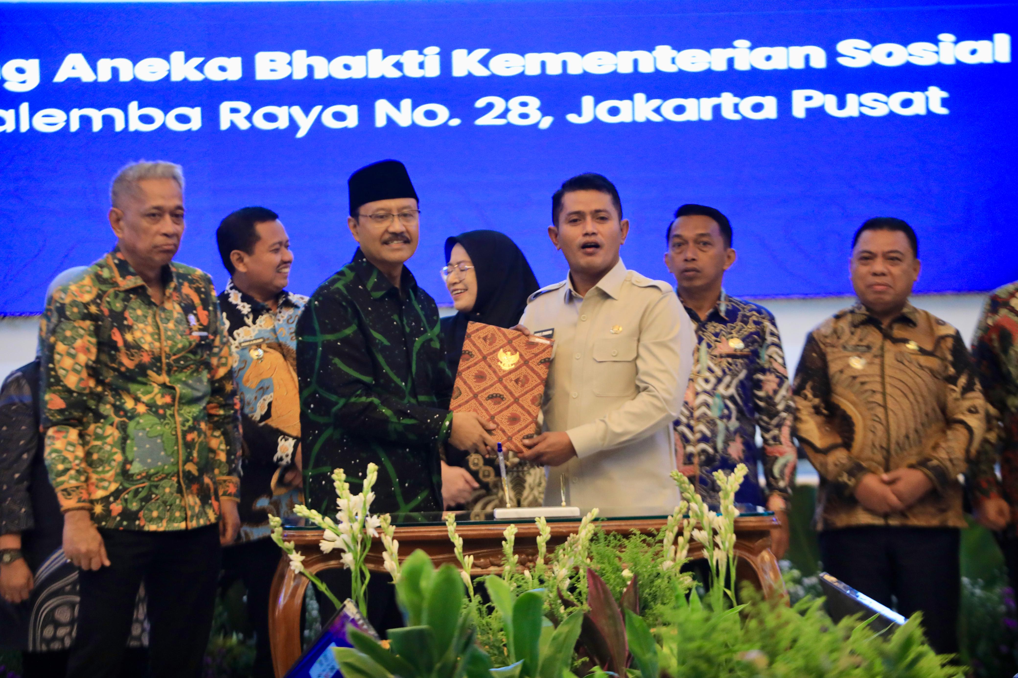 Bupati Solok Teken Penyerahan Aset ke Kementerian Sosial untuk Pendirian Sekolah Rakyat di Kabupaten Solok