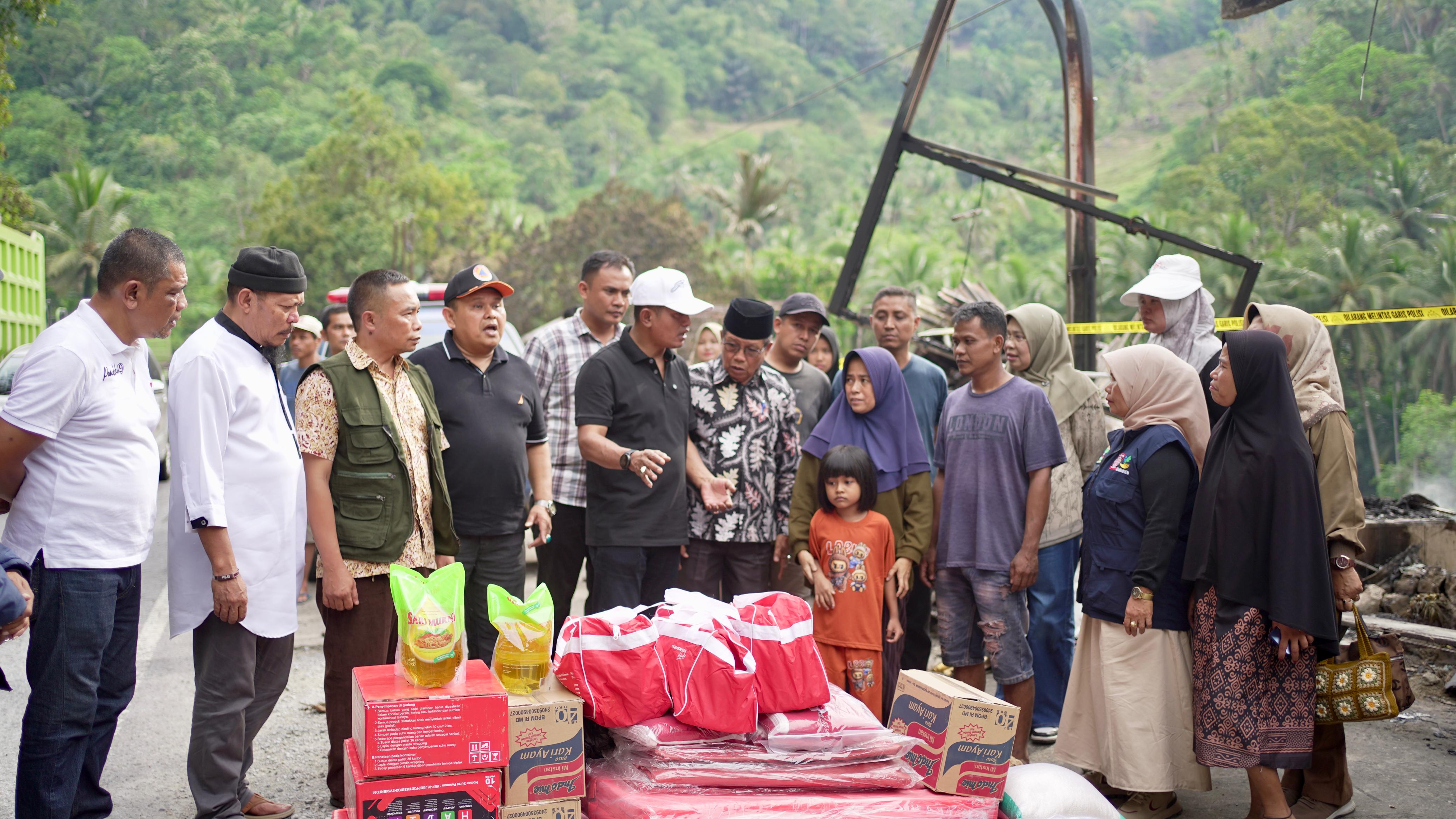 Bupati Solok Kunjungi Lokasi Kebakaran di Nagari Pianggu, Salurkan Bantuan dan Sampaikan Komitmen Penanggulangan
