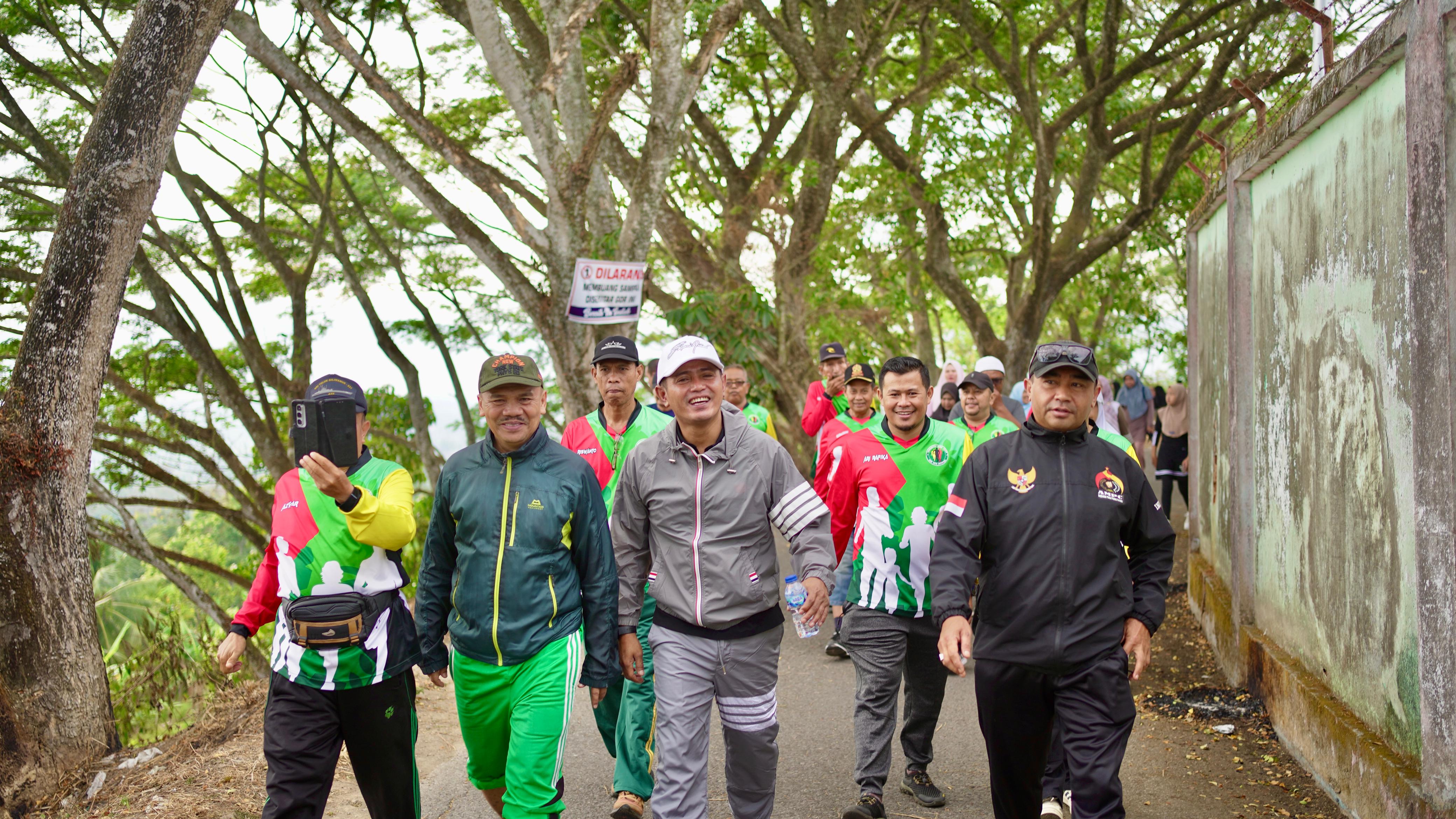 Bupati Solok Laksanakan Jalan Sehat dan Aksi Bersih di GOR Batu Batupang Koto Baru