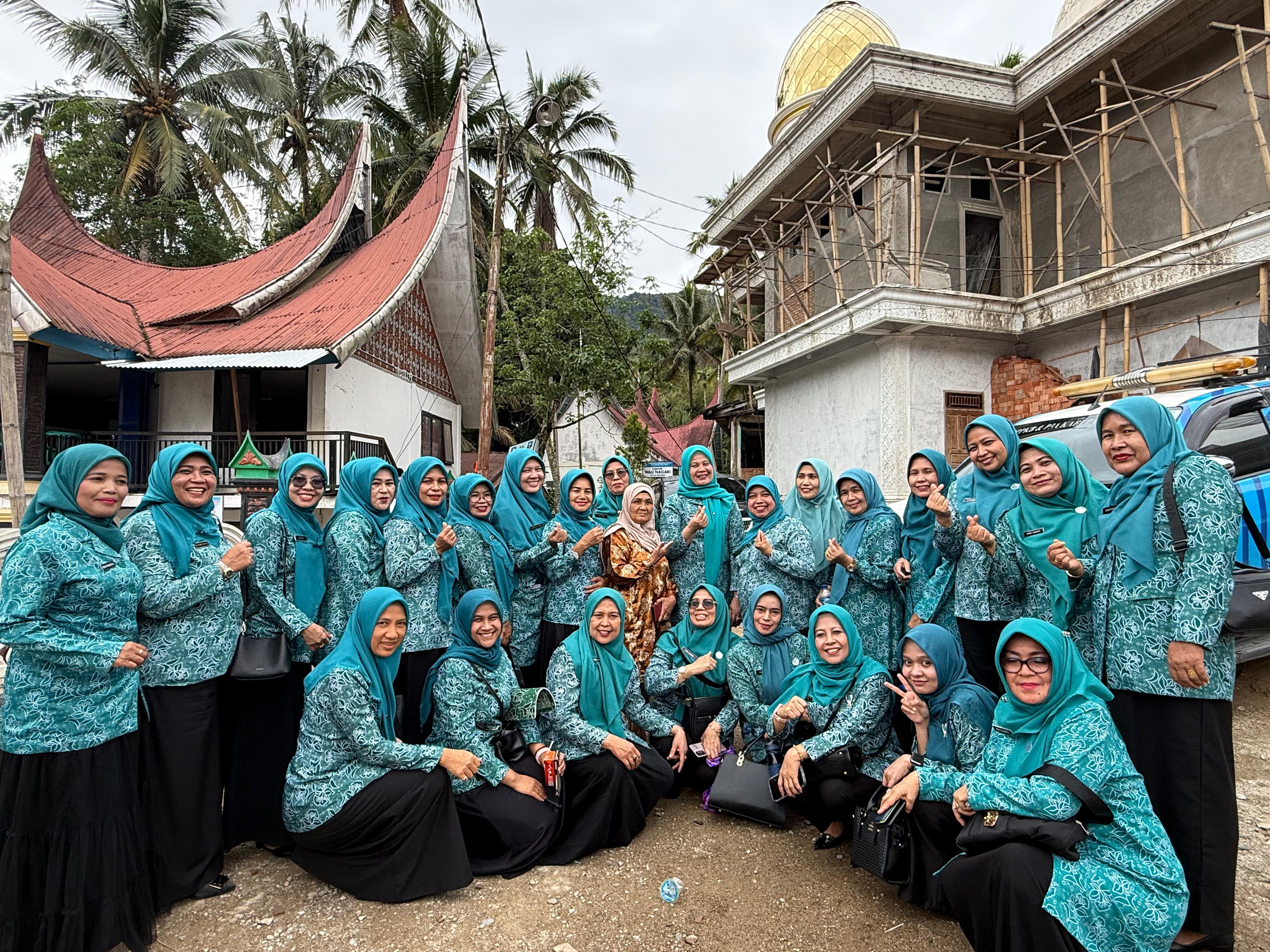 Ketua TP-PKK Kabupaten Solok Hadiri Audiensi Penerima Bantuan Sosial di Nagari Batu Bajanjang, Tigo Lurah
