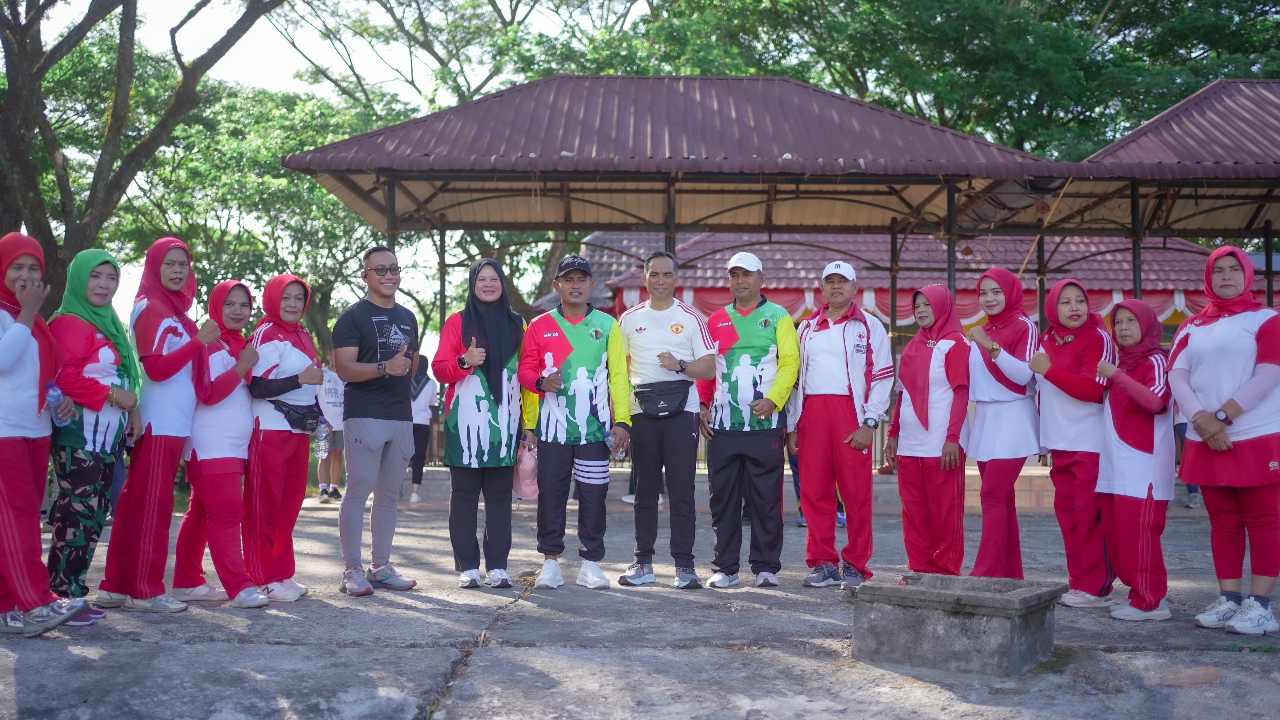 Bupati Solok dan Ketua TP-PKK Ikuti Jalan Santai di GOR Batu Batupang Koto Baru