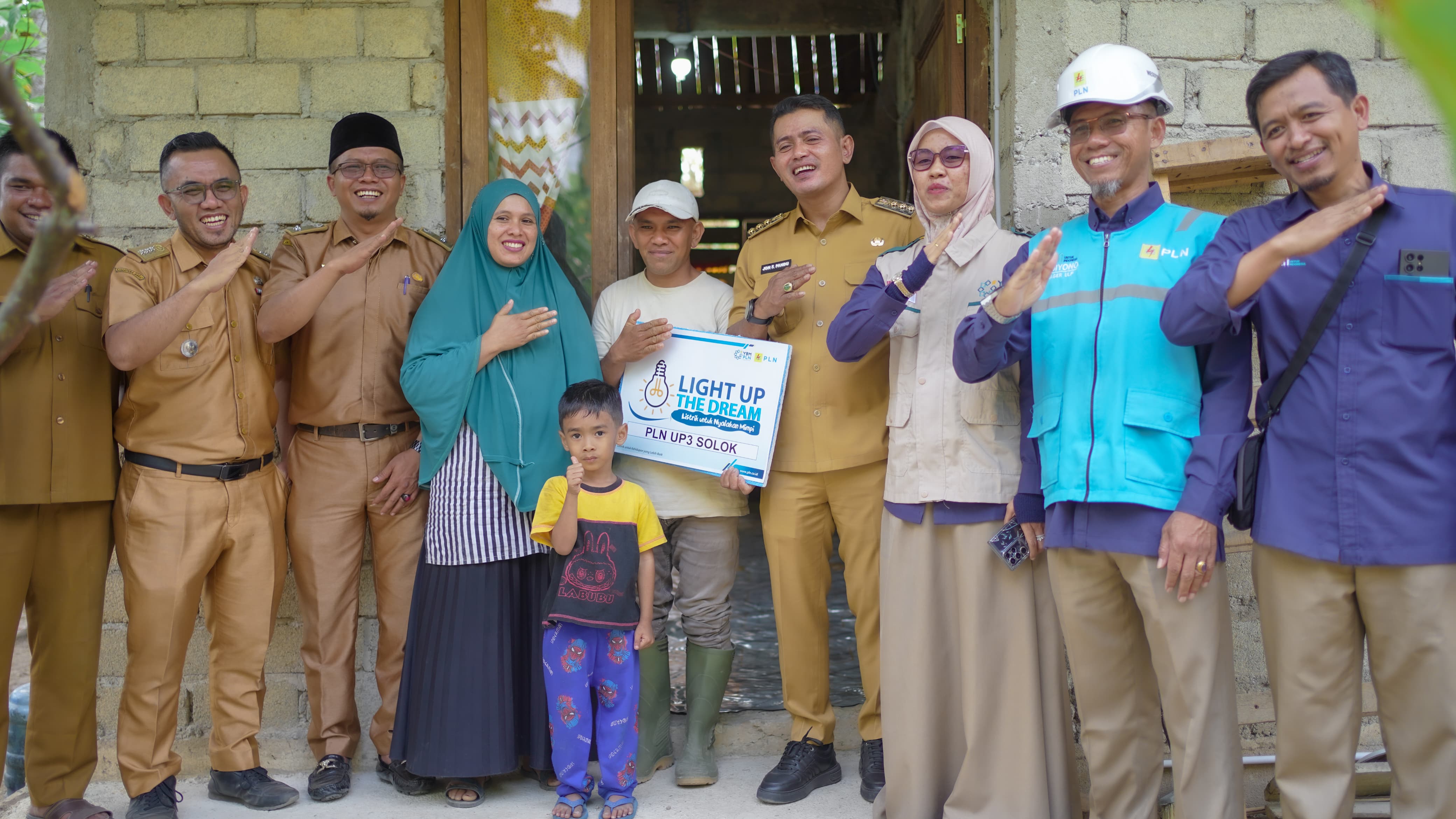 Bupati Jon Firman Pandu Tinjau Langsung Program PLN Light Up The Dream di Kabupaten Solok