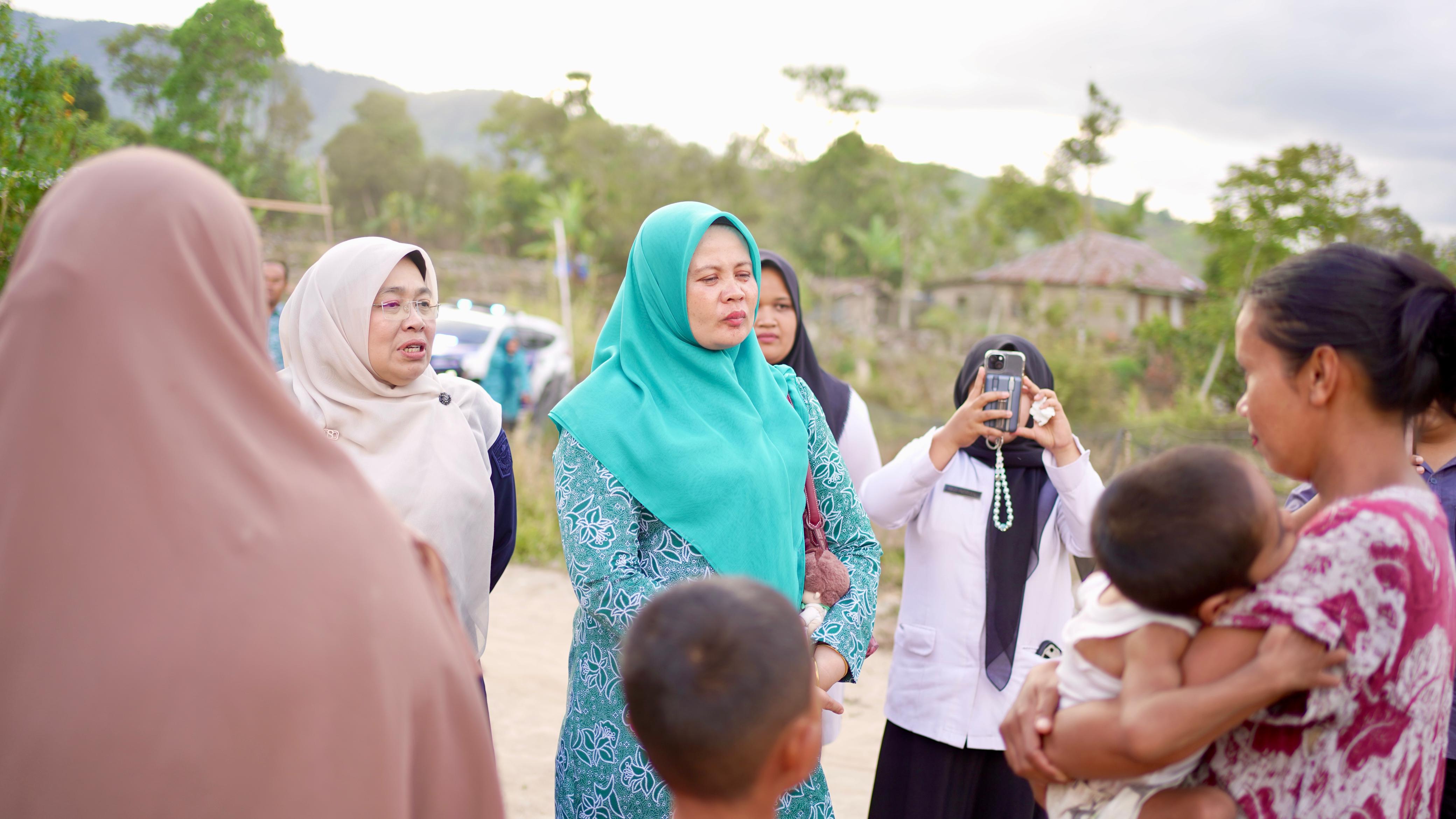 Ketua TP-PKK Kabupaten Solok Resmikan Bantuan Bedah Rumah untuk Korban Banjir Bandang di Nagari Surian