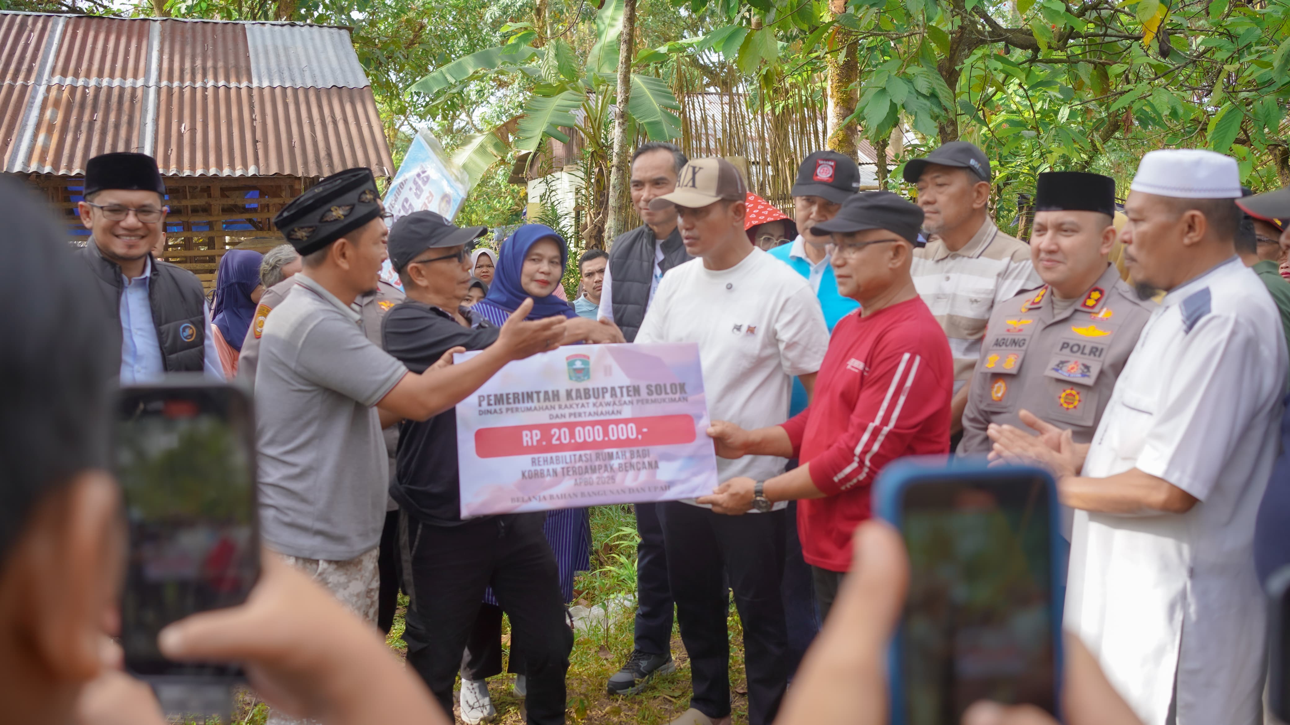 Bupati Solok Ikuti Gotong Royong Bedah Rumah Tak Layak Huni di Nagari Muaro Paneh