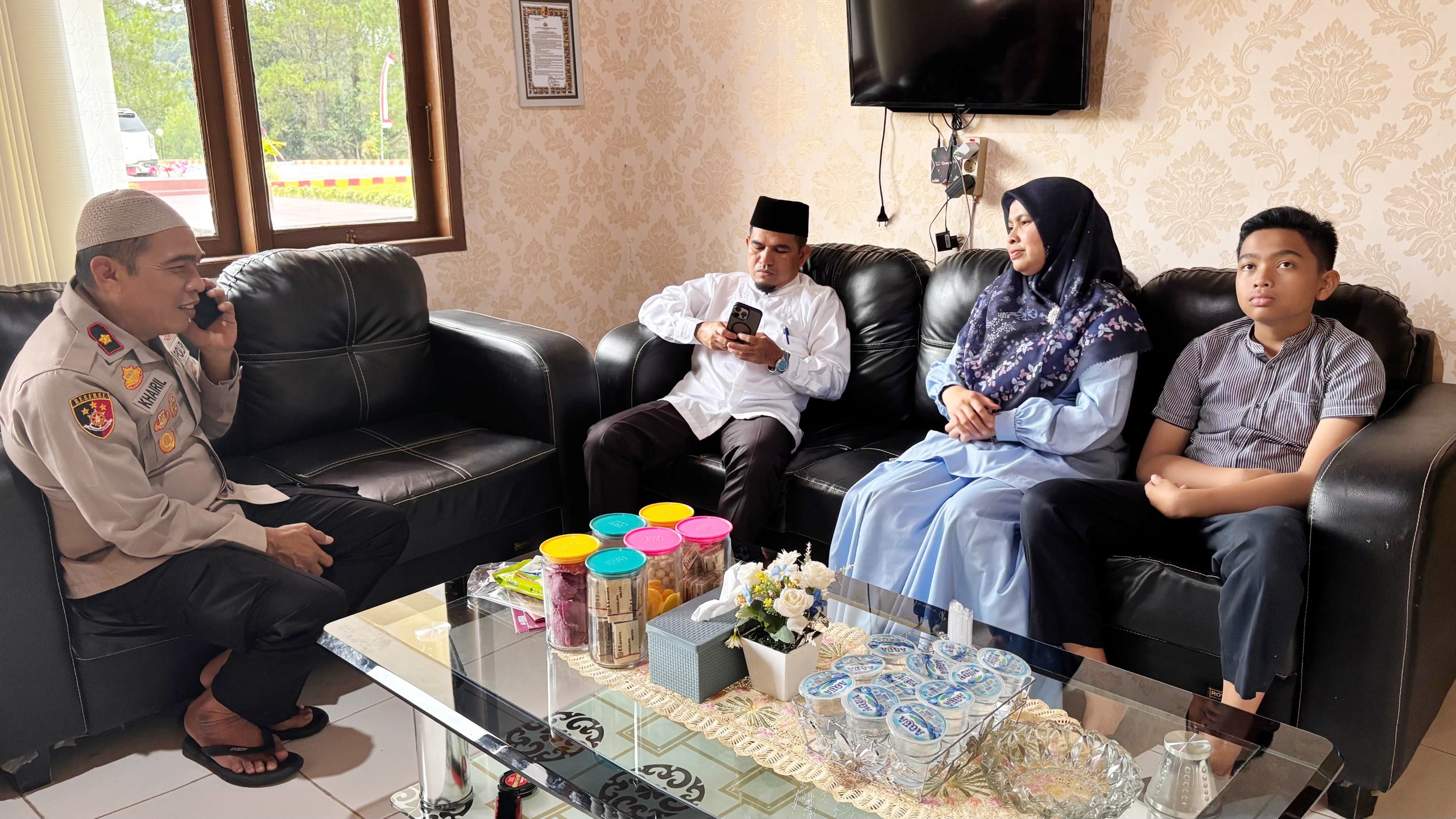 Patuhi Administrasi Berkendara, Wabup Solok Bersama Istri Lakukan Pengurusan SIM di Polres Arosuka