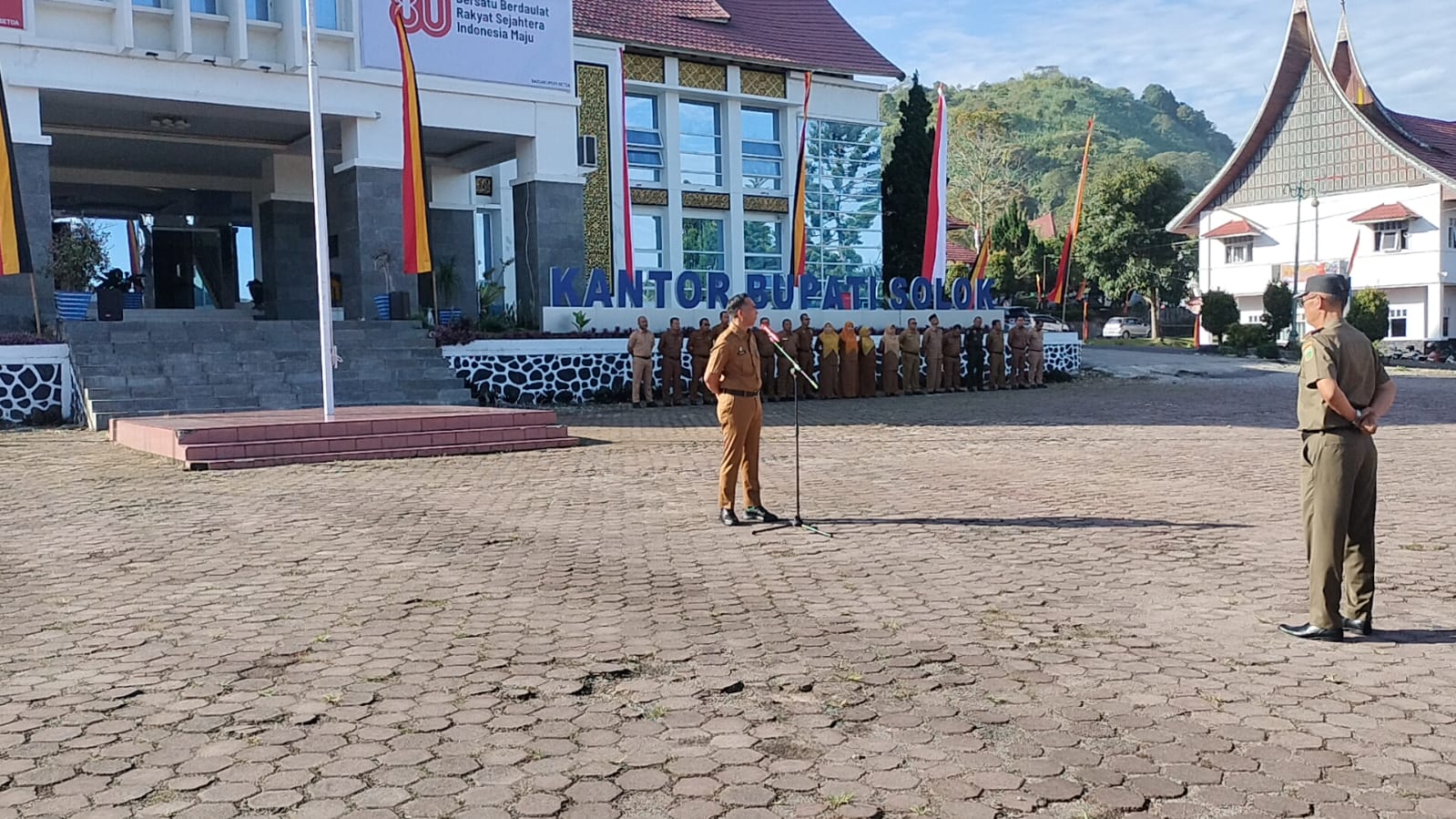 Sekda Medison Pimpin Apel Pagi di Lingkungan Pemkab Solok : Tegaskan Profesionalisme ASN dan Tertib Administrasi