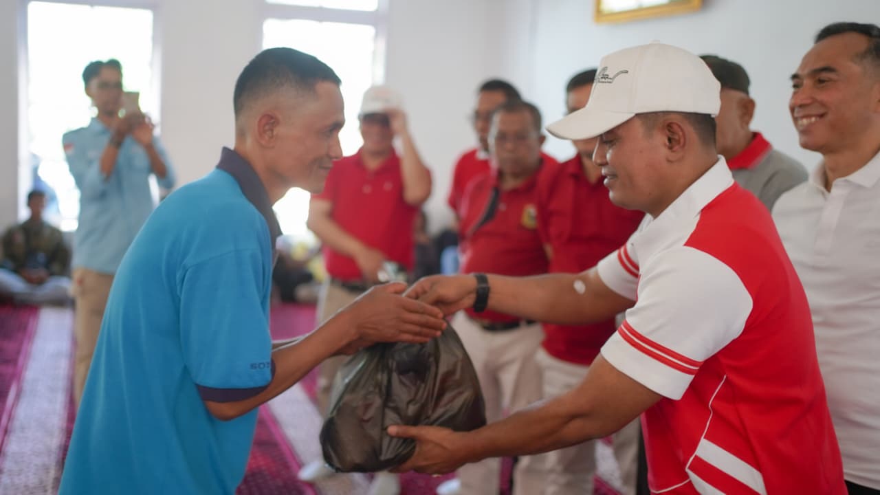 Pemkab Solok Bersama Baznas Salurkan Bantuan Sembako dalam Rangka HUT RI ke-80