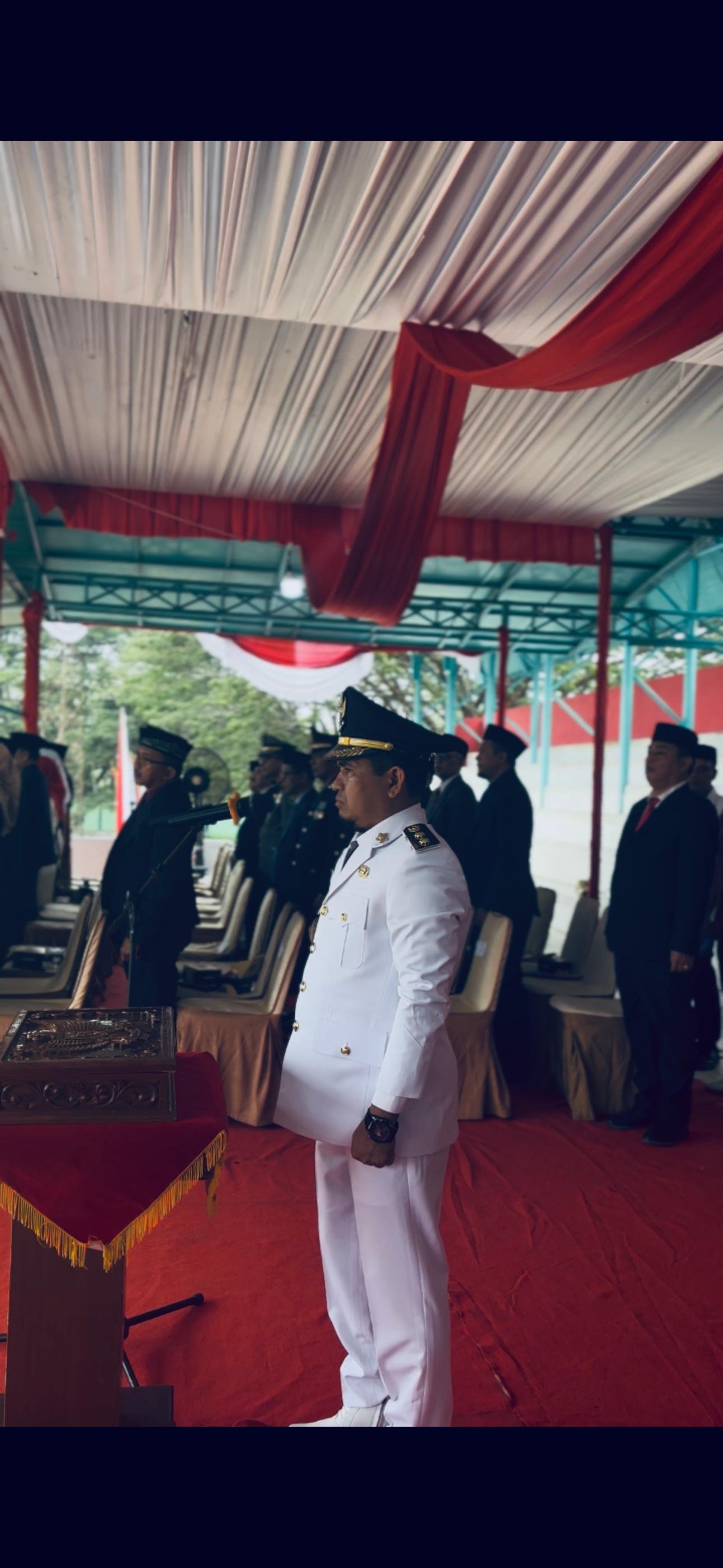 Wakil Bupati Solok Pimpin Upacara Penurunan Bendera Merah Putih HUT RI ke- 80