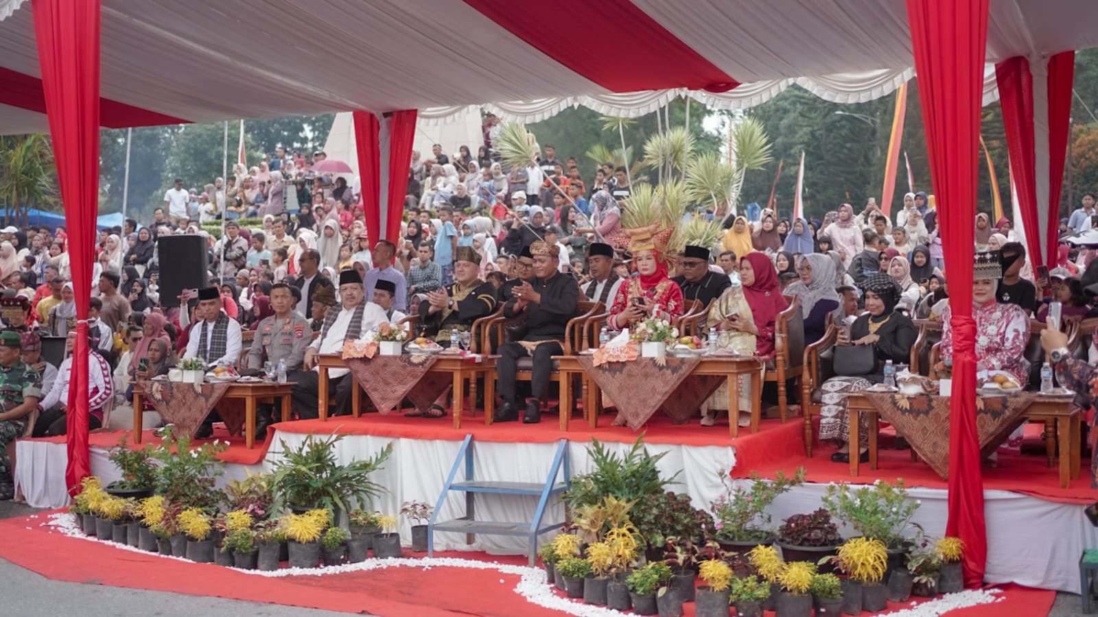 Meriah, Kabupaten Solok Gelar Pawai Alegoris Peringati HUT RI ke-80