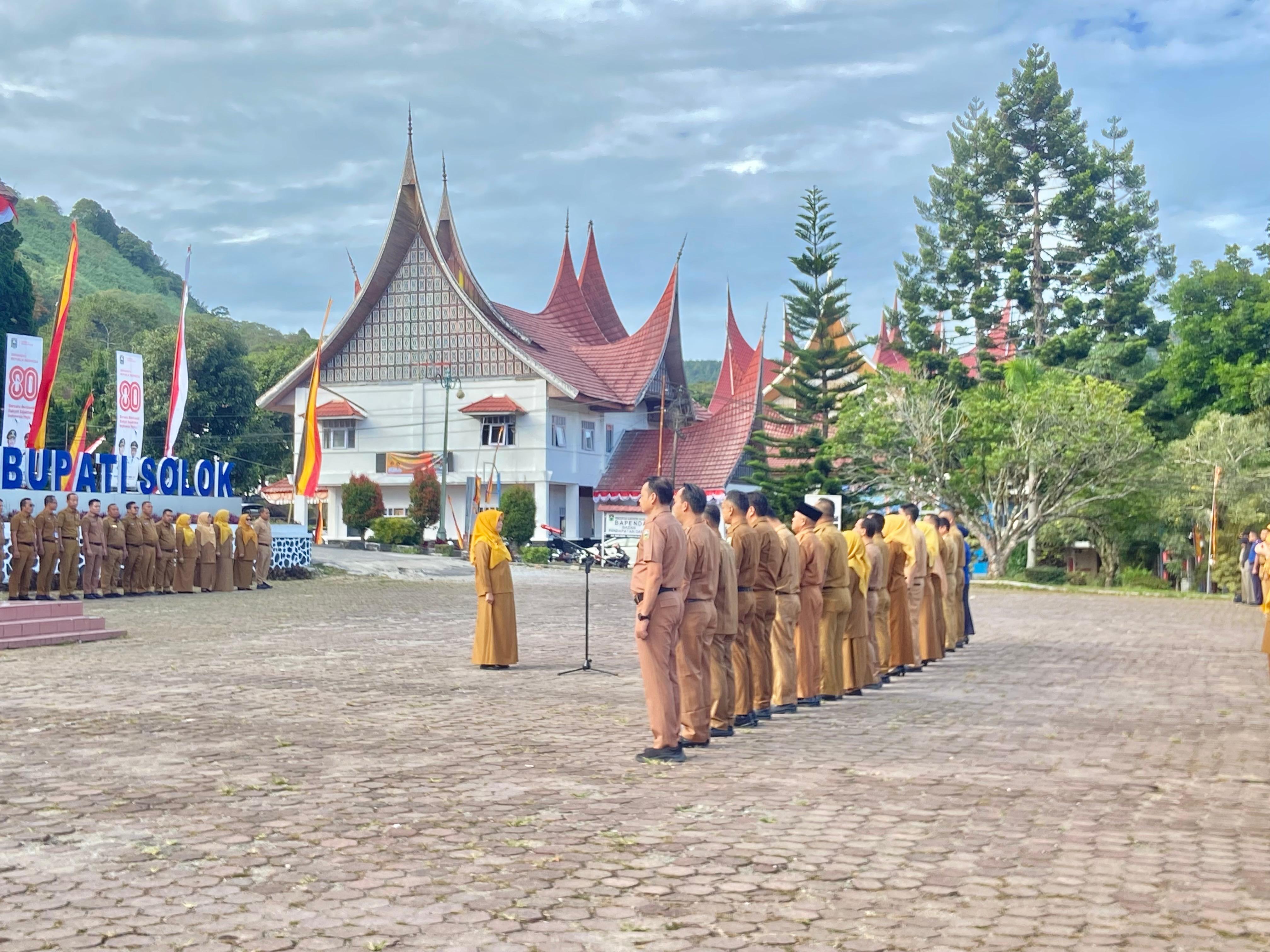 Teta Midra Pimpin Apel Pagi di Halaman Kantor Bupati Solok