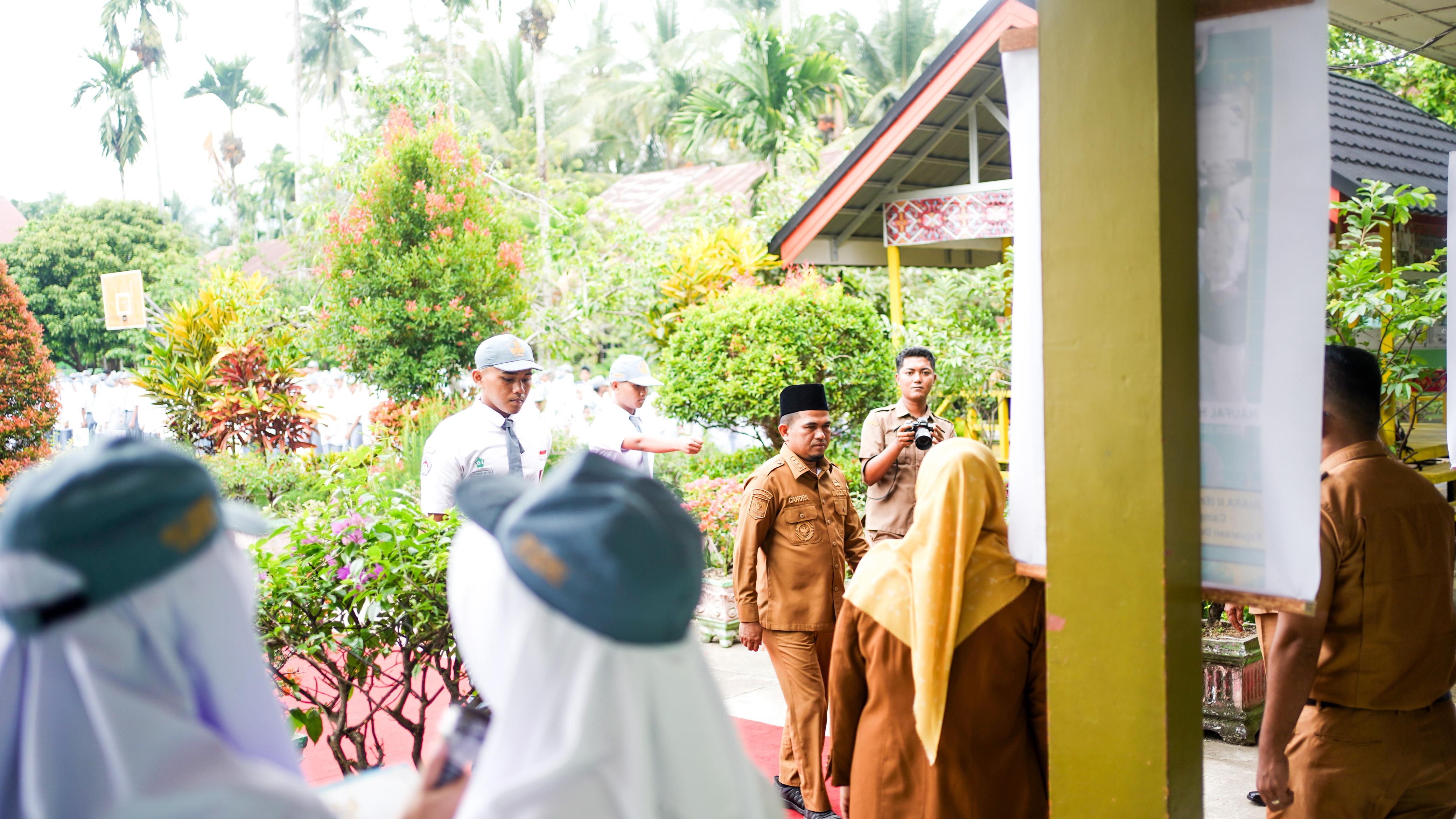 Jadi Pembina Upacara di SMAN 1 Kubung, Wabup Tekankan Pentingnya Pendidikan dan Moral Generasi Muda