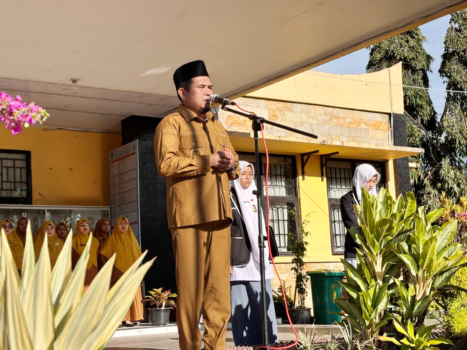 Wakil Bupati Solok Jadi Pembina Upacara di SMAN 2 Sumatera Barat, Sampaikan Pesan Inspiratif bagi Siswa  