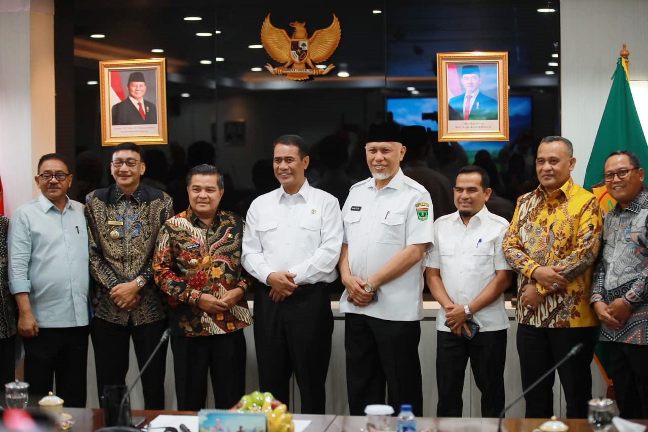 Mentan Andi Amran Sulaiman Kunjungi Sumbar, Alokasikan Bantuan Pertanian untuk 7.100 Hektar Lahan