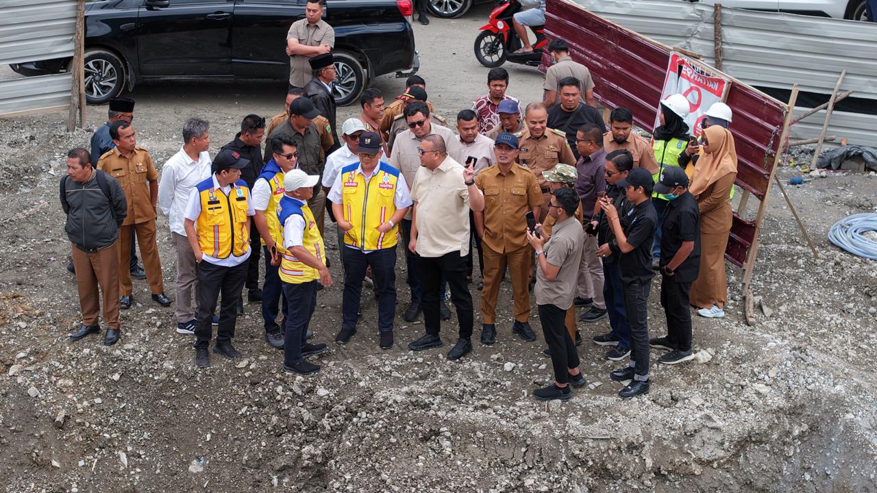 Bupati Solok dan Wakil Ketua Komisi VI DPR RI Tinjau Progres Pembangunan Jalan Nasional di Air Dingin
