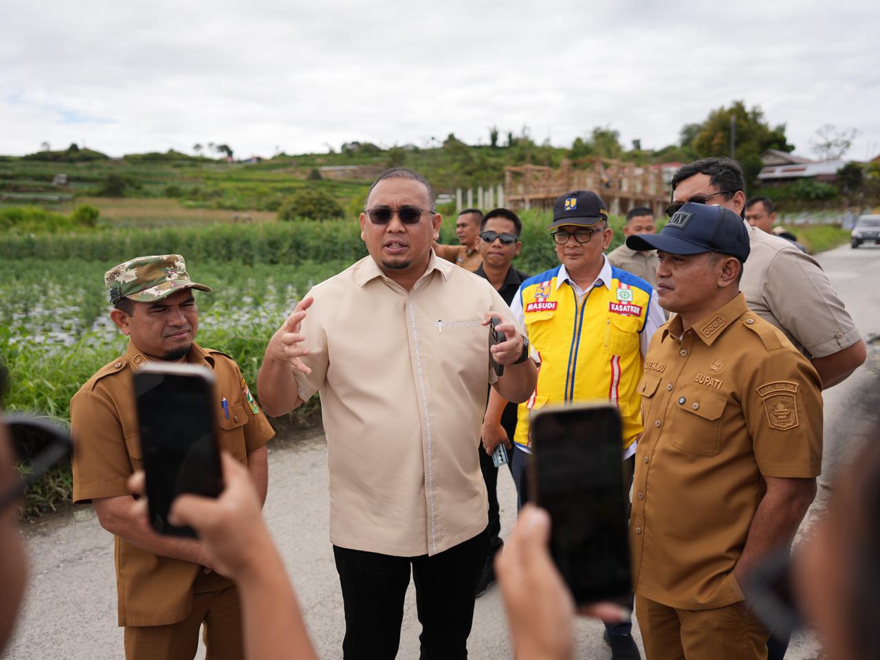 Bupati Solok dan Wakil Ketua Komisi VI DPR RI Tinjau Rencana Perbaikan Jalan Taratak Galundi