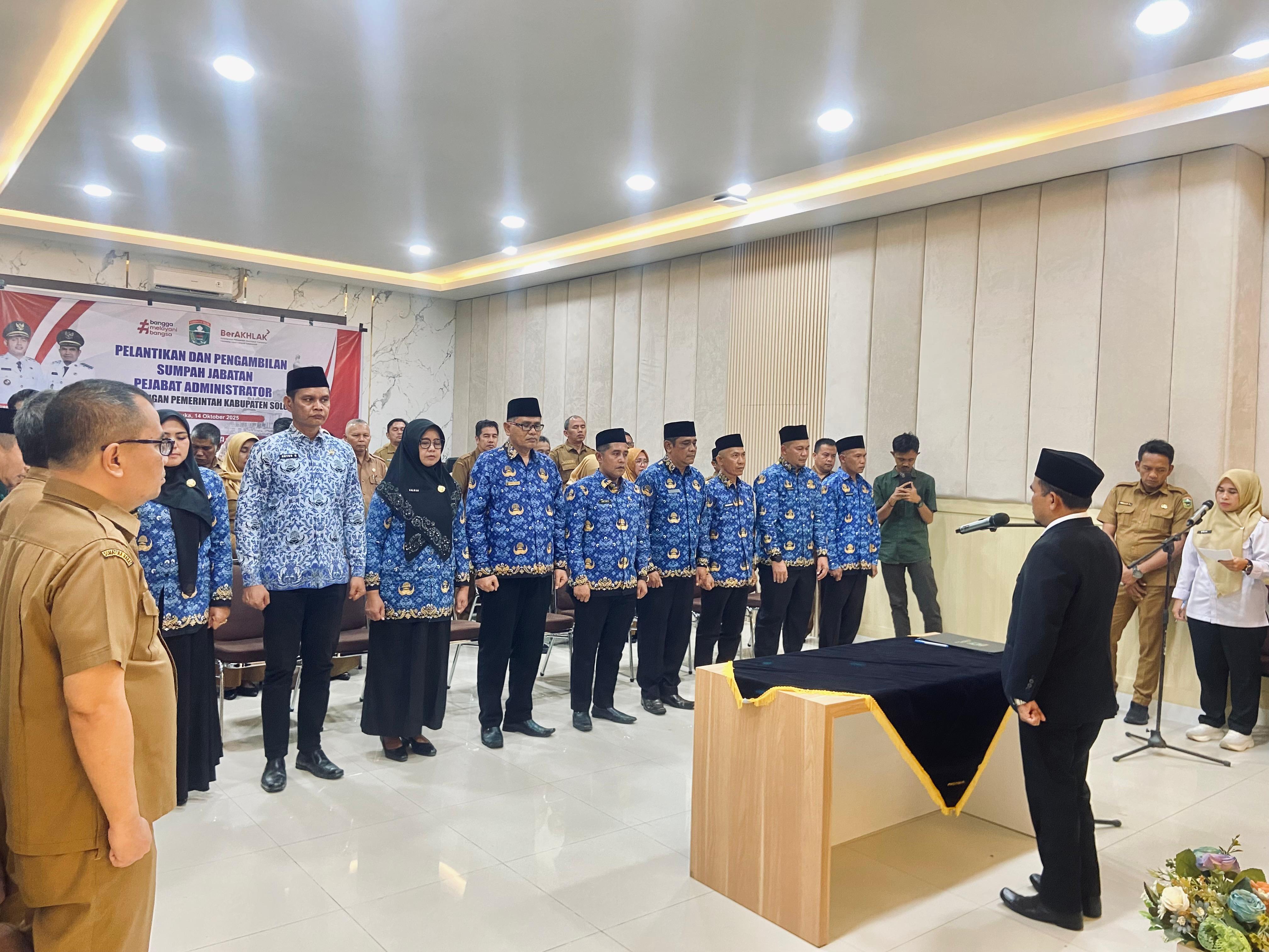Pelantikan dan Pengambilan Sumpah Jabatan Pejabat Administrator di Lingkungan Pemkab Solok