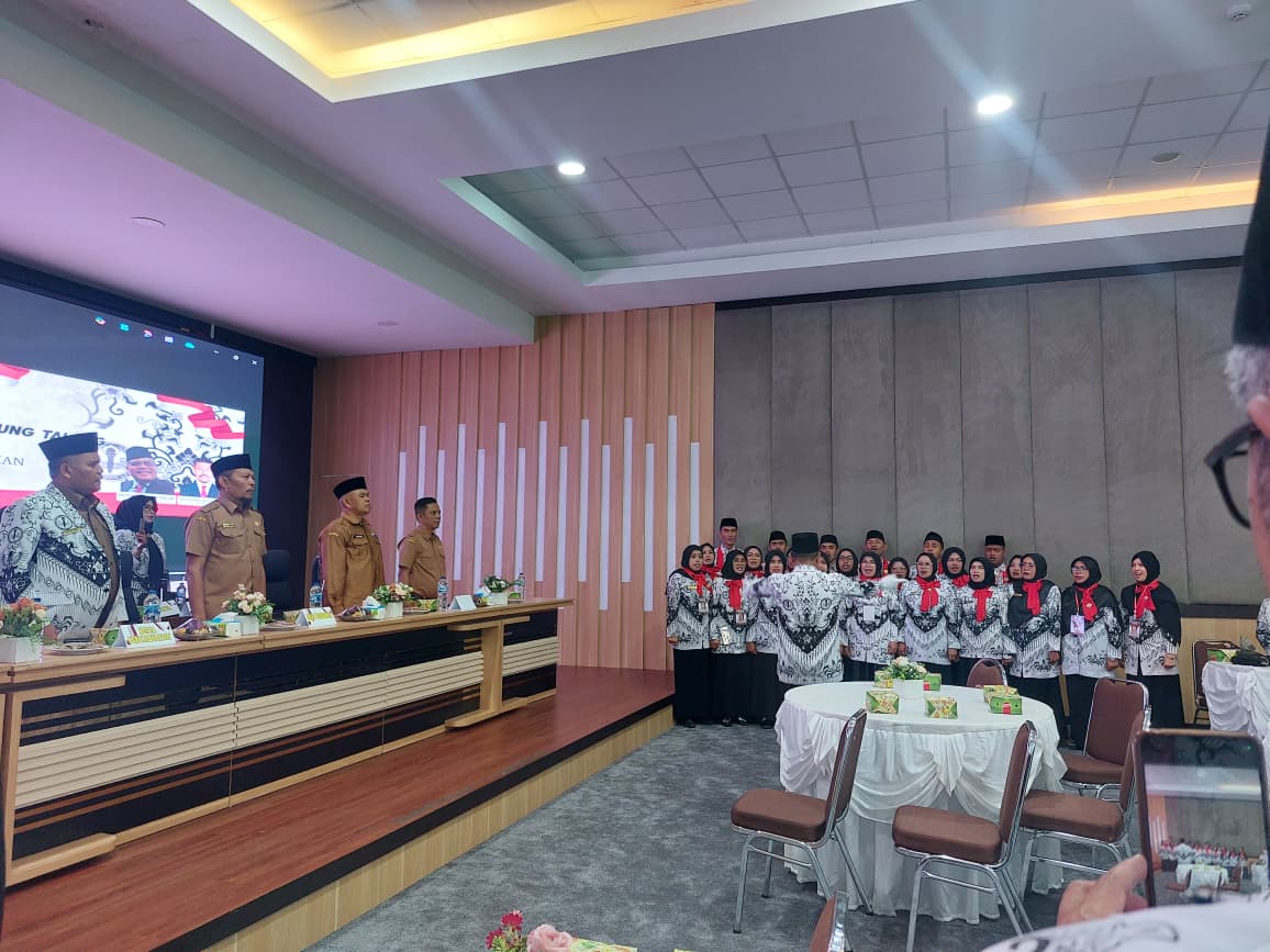 Buka Konferensi Cabang PGRI Gunung Talang, Kepala Disdikpora Elafki : Guru Harus Menjadi Pendidik dan Pelayan bagi Murid