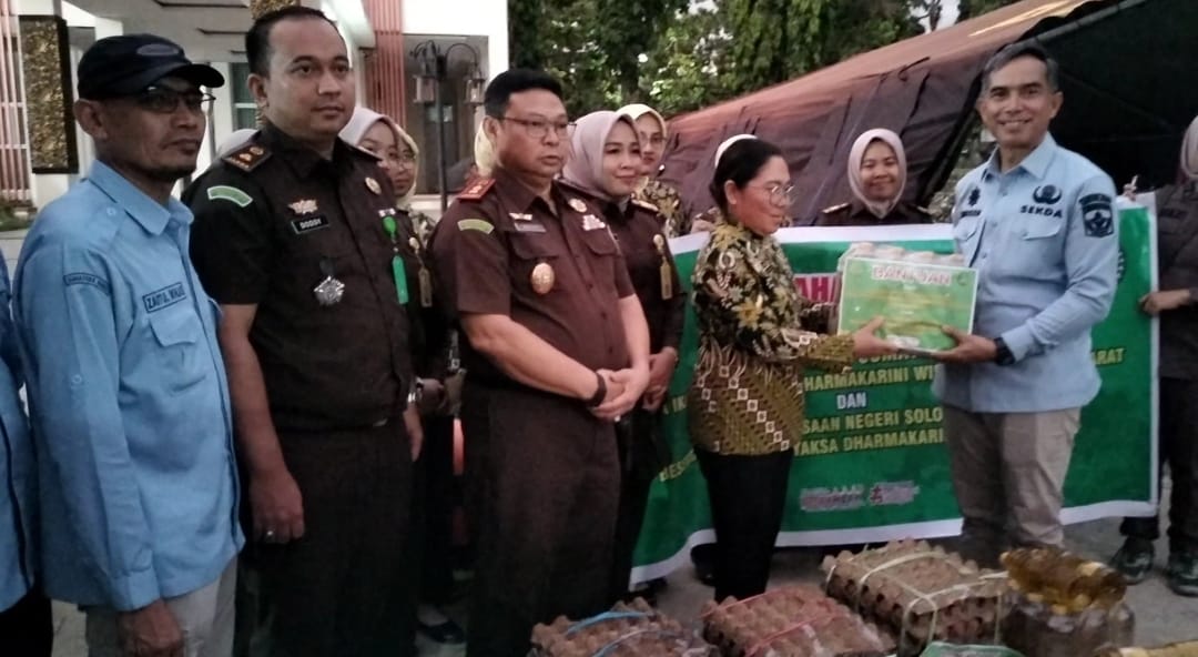 Kejari Solok Salurkan Bantuan Logistik untuk Korban Bencana Hidrometeorologi Kabupaten Solok