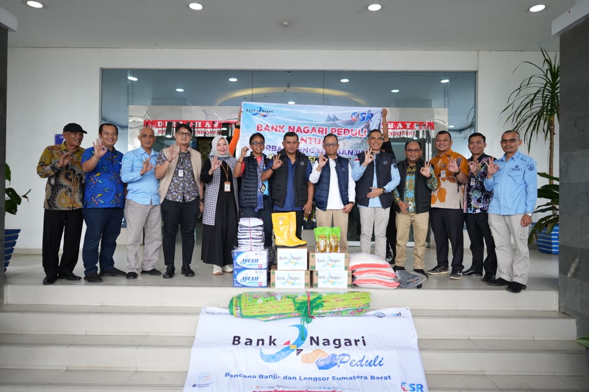 Bupati Jon Firman Pandu Terima Bantuan untuk Korban Bencana dari Direksi Bank Nagari
