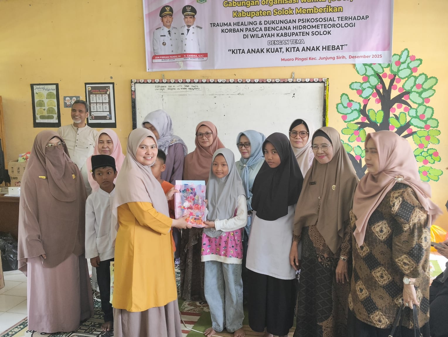 Peringati Hari Ibu ke-97, GOW Kabupaten Solok Gelar Trauma Healing bagi Anak-Anak Korban Bencana 