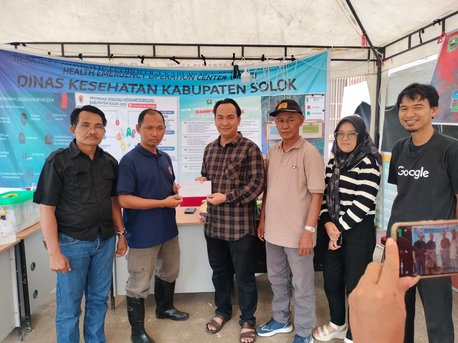 Kominfo Solok Salurkan Bantuan Tunai untuk Korban Bencana