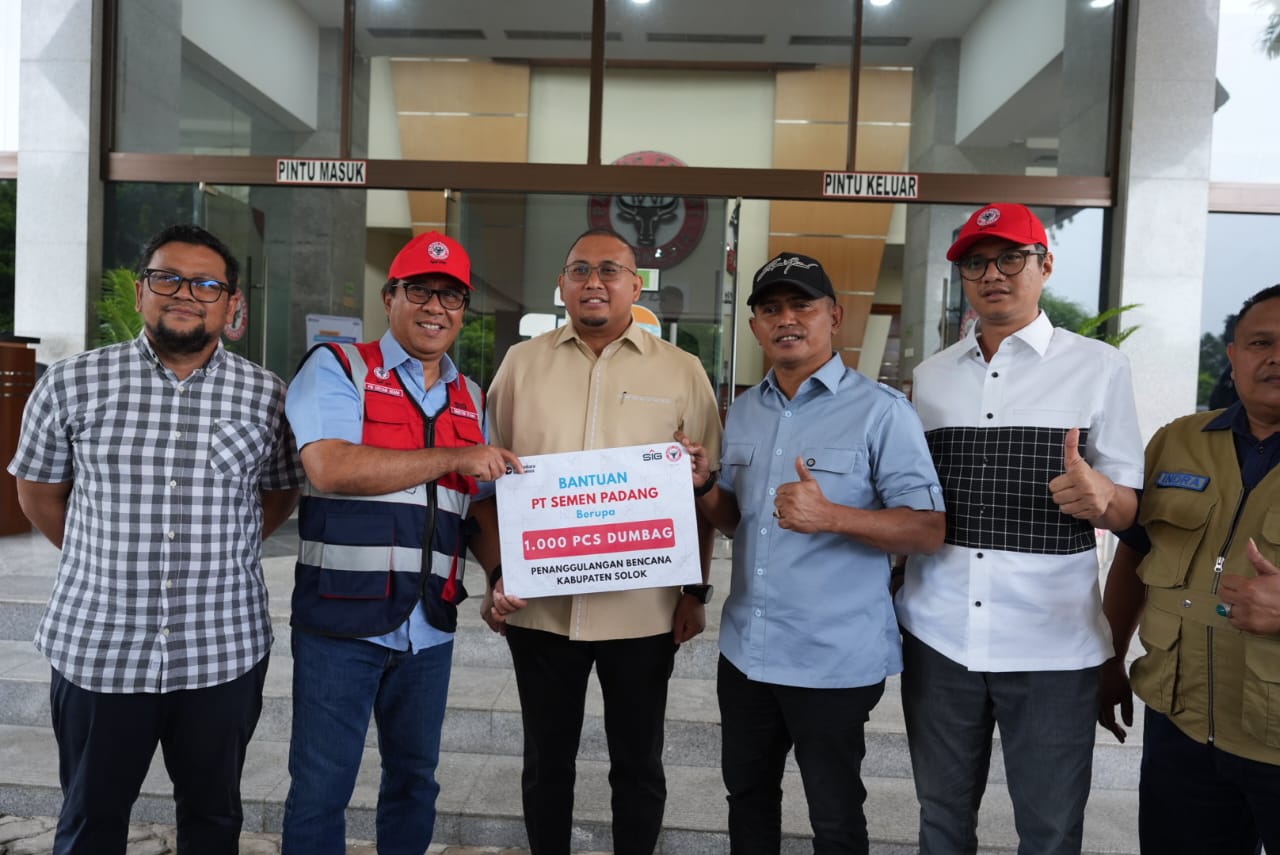 PT. Semen Padang Berikan Bantuan 1.000 Pcs Dumbag untuk Kabupaten Solok 