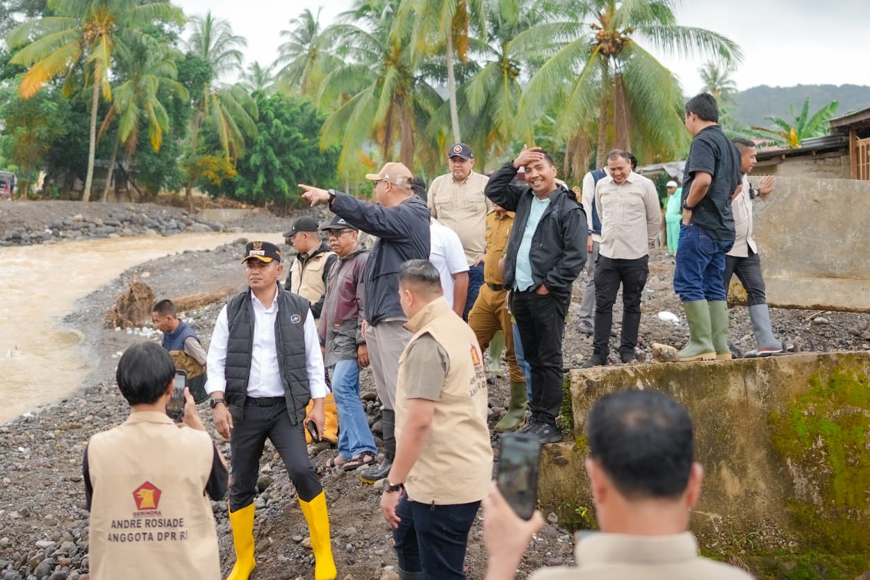 Bupati Jon Firman Pandu Dampingi Anggota DPR RI Andre Rosiade Tinjau Lokasi Terdampak Bencana di Kabupaten Solok