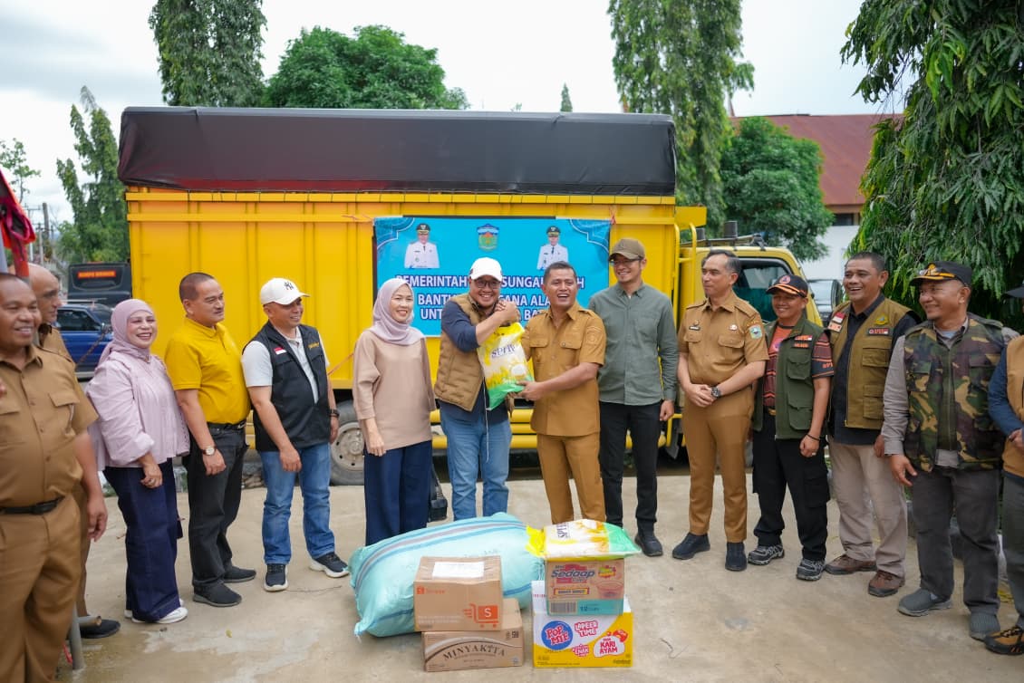 Bupati Jon Firman Pandu Terima Langsung Bantuan Paket Sembako dari Pemerintah Kota Sungai Penuh