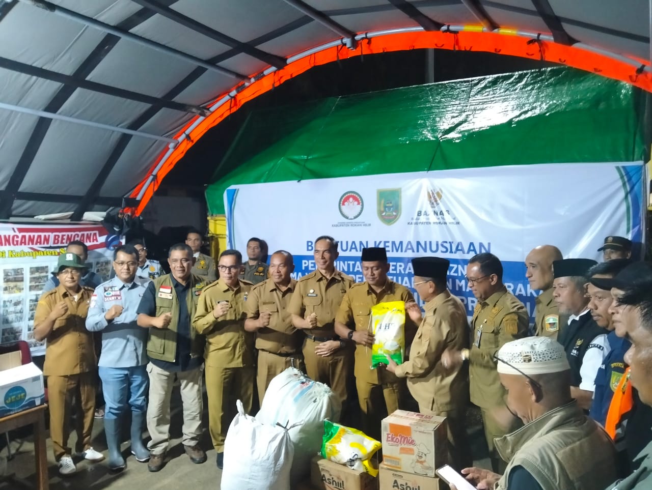 Terjang Perjalanan 12 Jam Bupati Rohil Antar Langsung Bantuan ke Solok Jon Firman Pandu Ini 