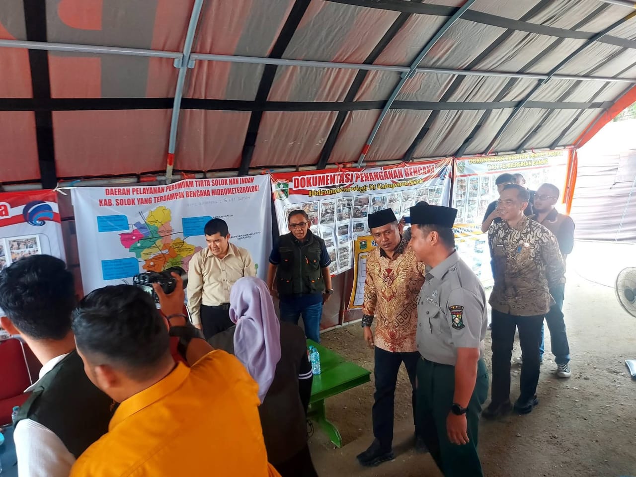 Bupati Kampar Serahkan Bantuan untuk Korban Banjir dan Galodo di Kabupaten Solok