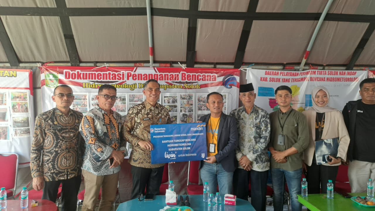 Pemkab Solok Terima Bantuan Tanggung Jawab Sosial dan Lingkungan dari Bank Mandiri