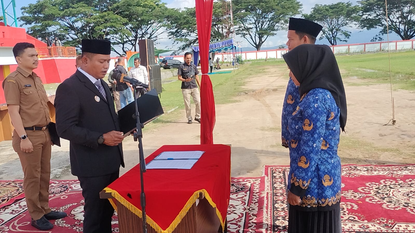 Bupati Solok Ambil Sumpah dan Serahkan SK 2.436 PPPK Paruh Waktu