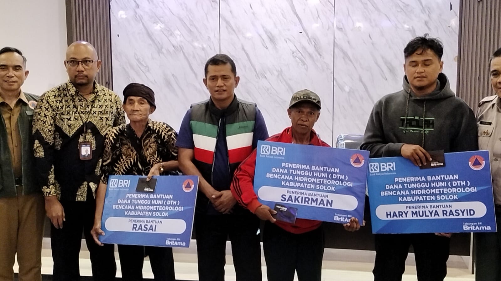 Bupati Solok Serahkan Bantuan Dana Tunggu Hunian untuk 300 Korban Bencana