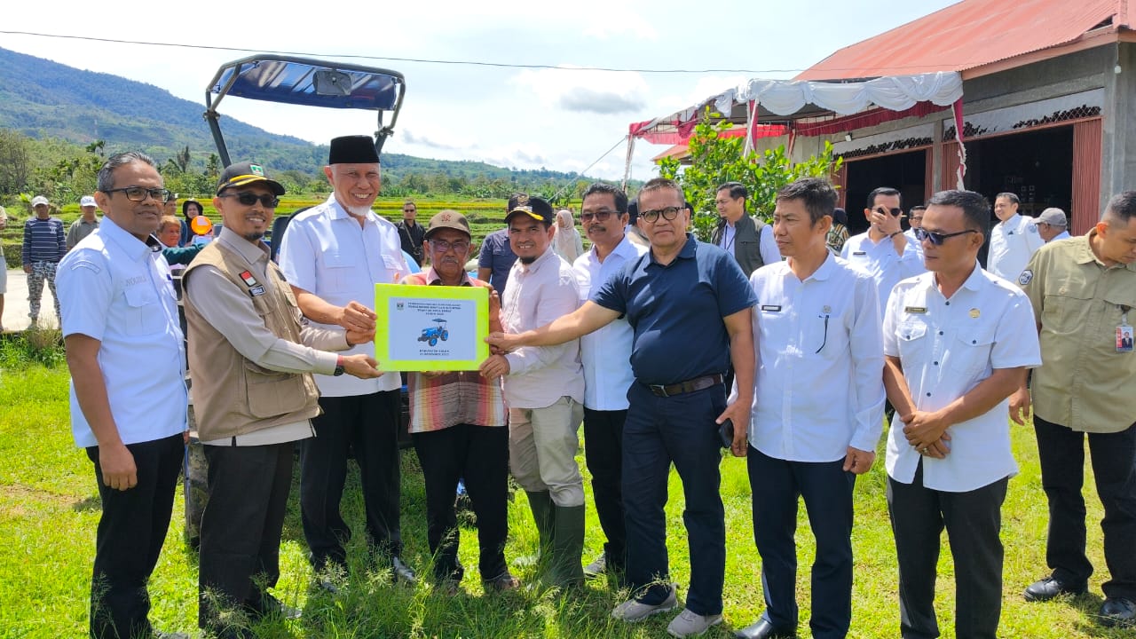 Wabup Solok Hadiri Penyerahan Traktor Bantuan Pemprov Sumbar untuk Kelompok Tani di Guguak