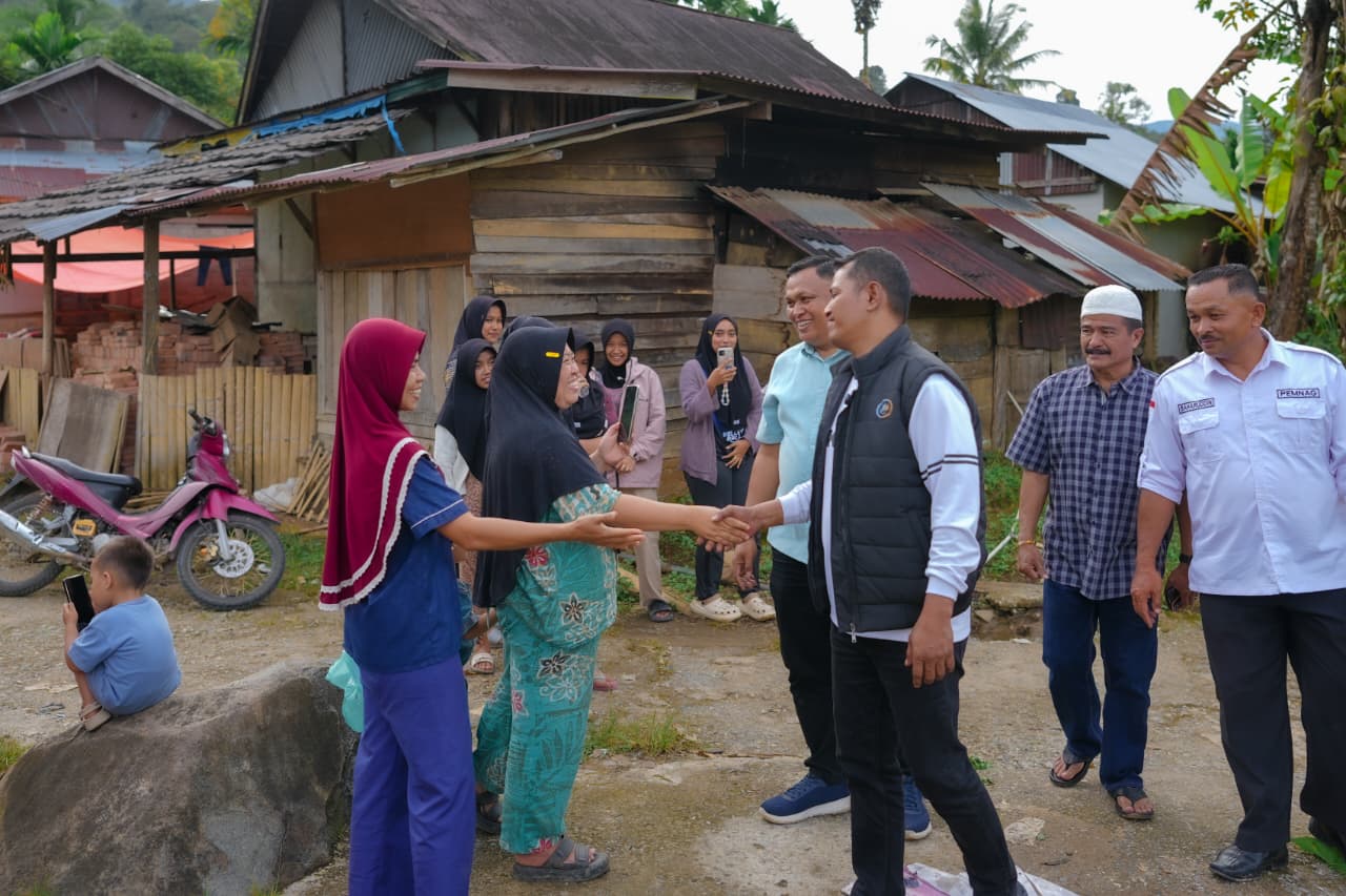Bupati Solok Tinjau Lokasi Kebakaran di Nagari Sungai Abu, Serahkan Bantuan Pribadi
