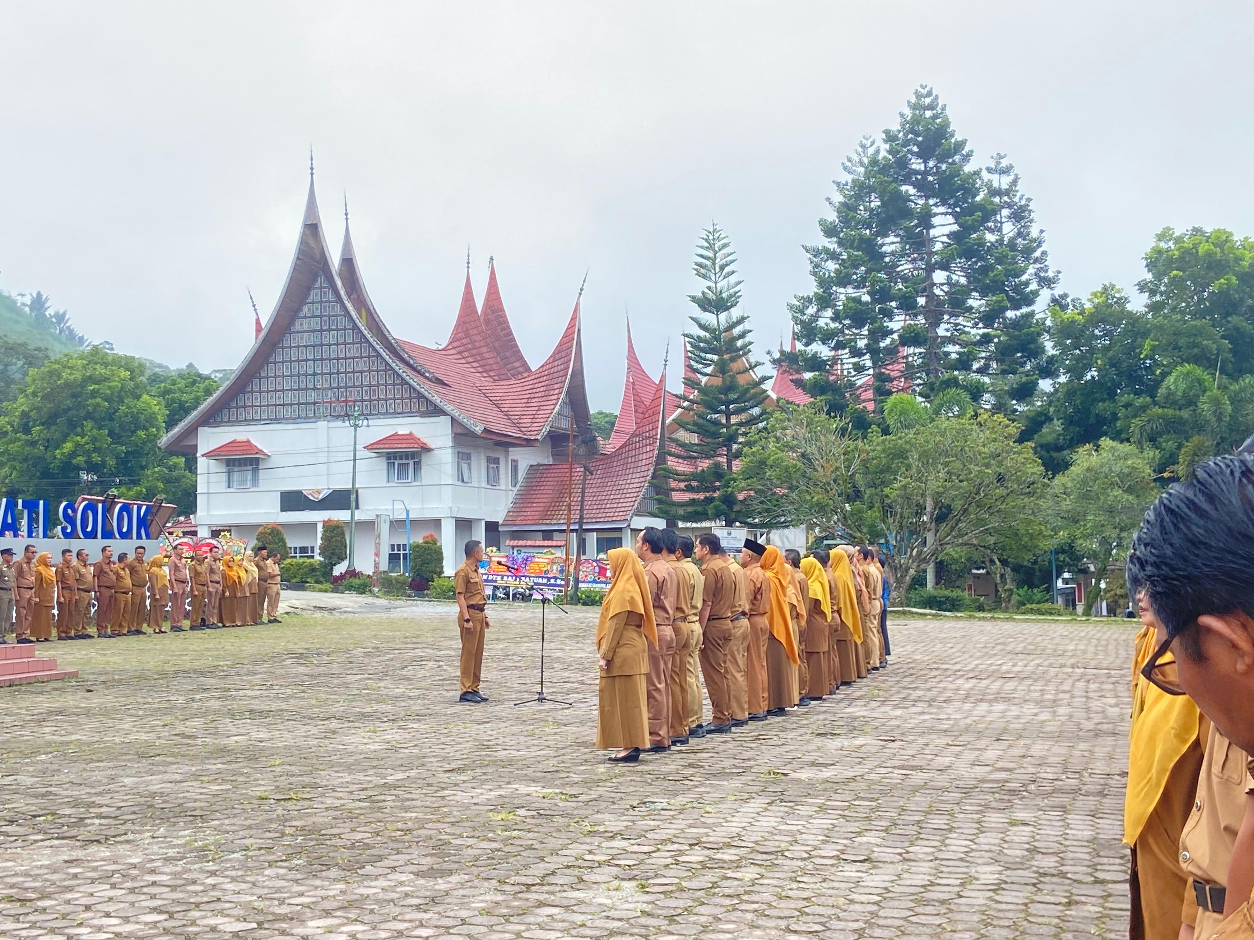Pemkab Solok Gelar Apel Pagi, Pembina Apel Tekankan Kedisiplinan