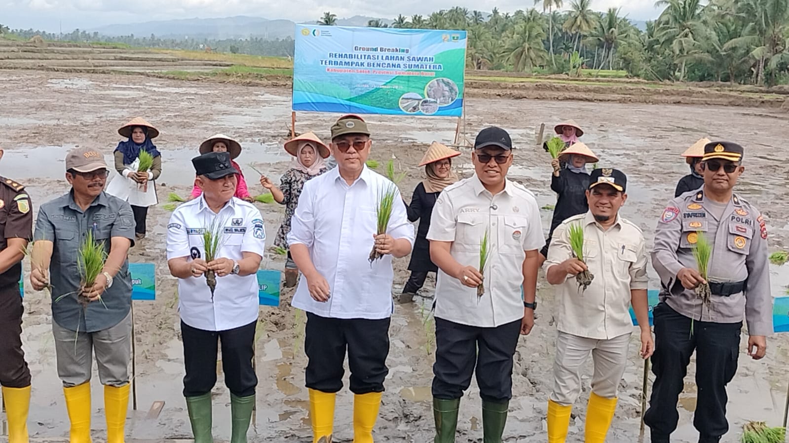 Rehabilitasi Sawah Pascabencana Hidrometeorologi di Kabupaten Solok Dimulai.