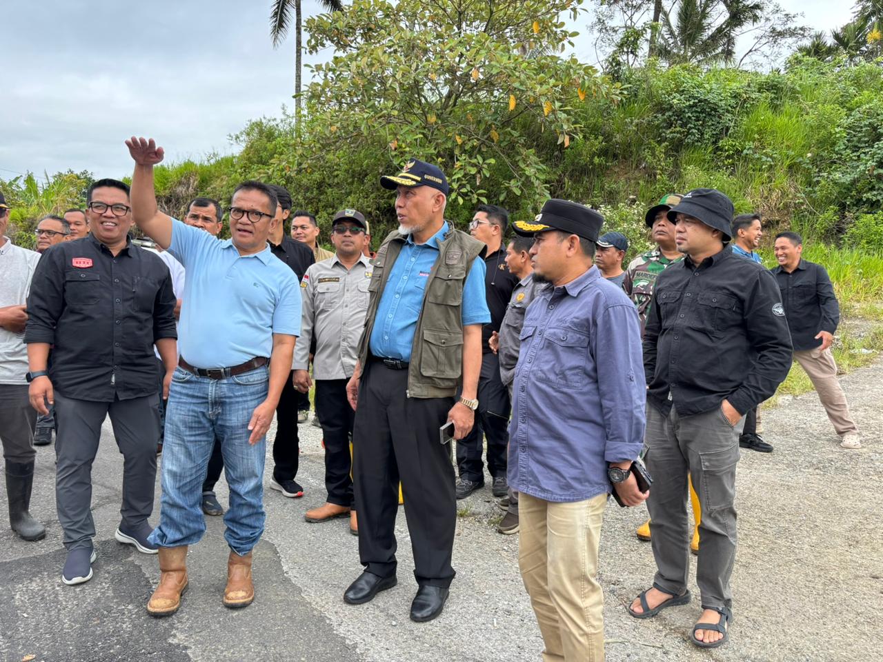 Gubernur Sumbar Tinjau Jalan Provinsi Amblas di Koto Gaek Guguak