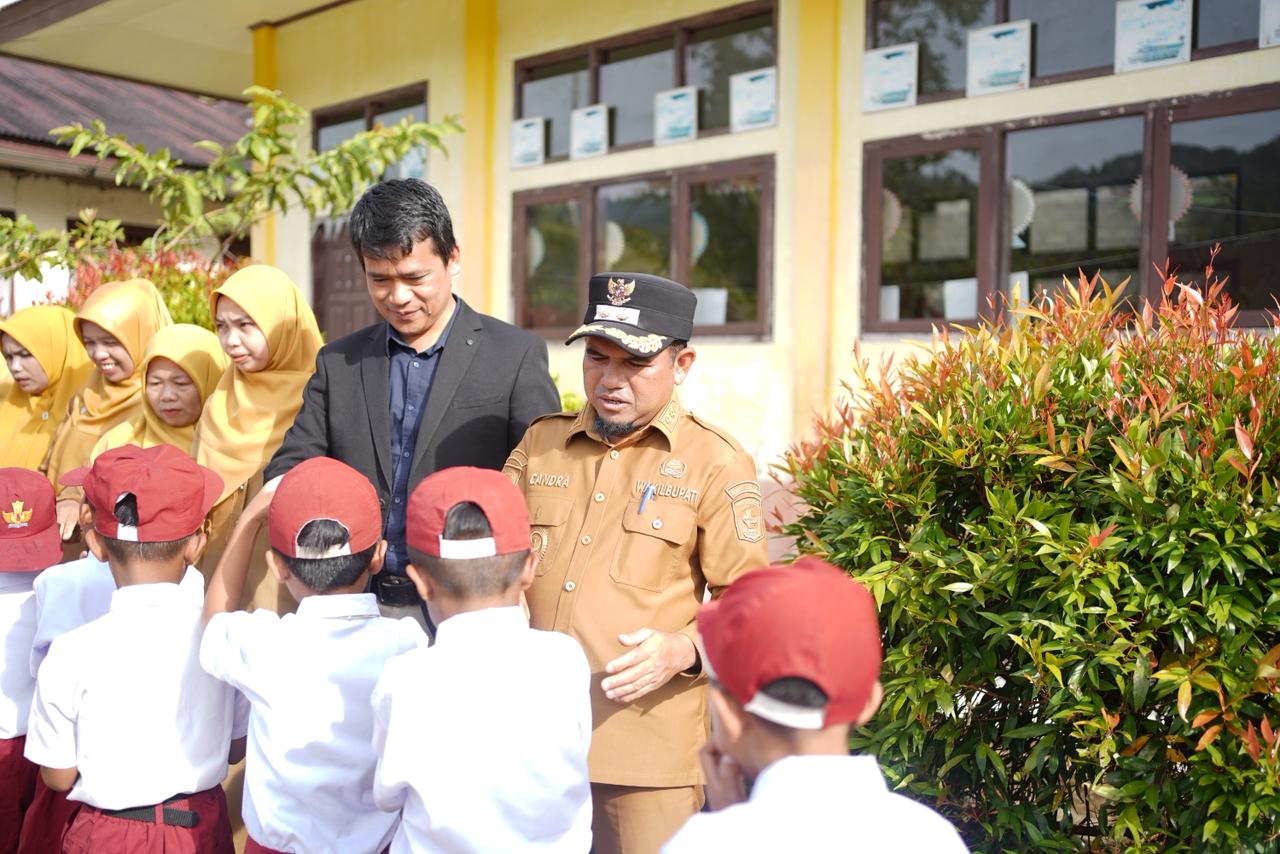 Wakil Bupati Solok Jadi Pembina Upacara dan Resmikan SPPG di Sariak Alahan Tigo 