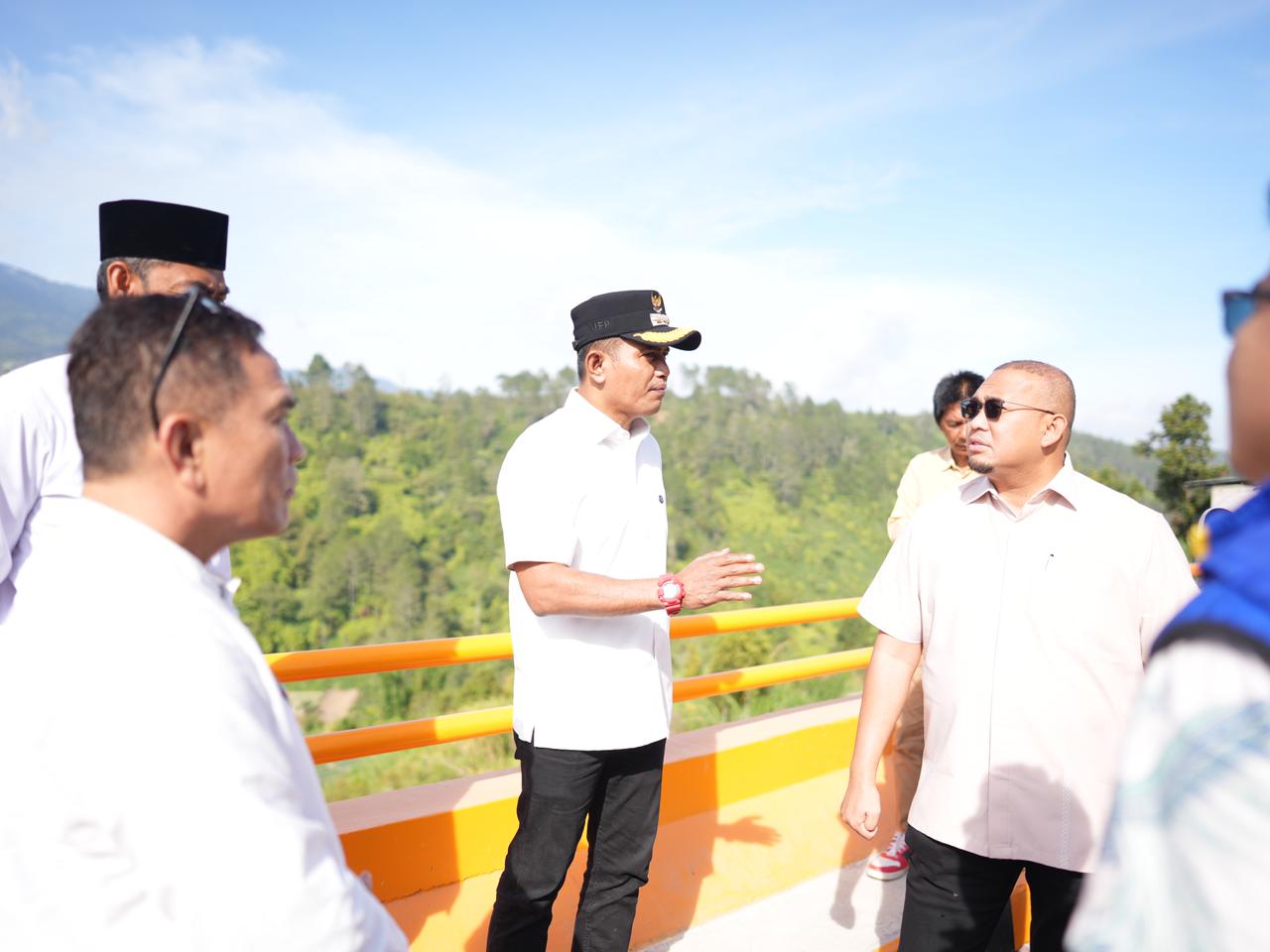 Bupati Solok Kunjungi Pembangunan Jembatan Penghubung dan Ruas Jalan Nasional Alahan Panjang–Surian Bersama Anggota DPR RI Andre Rosiade