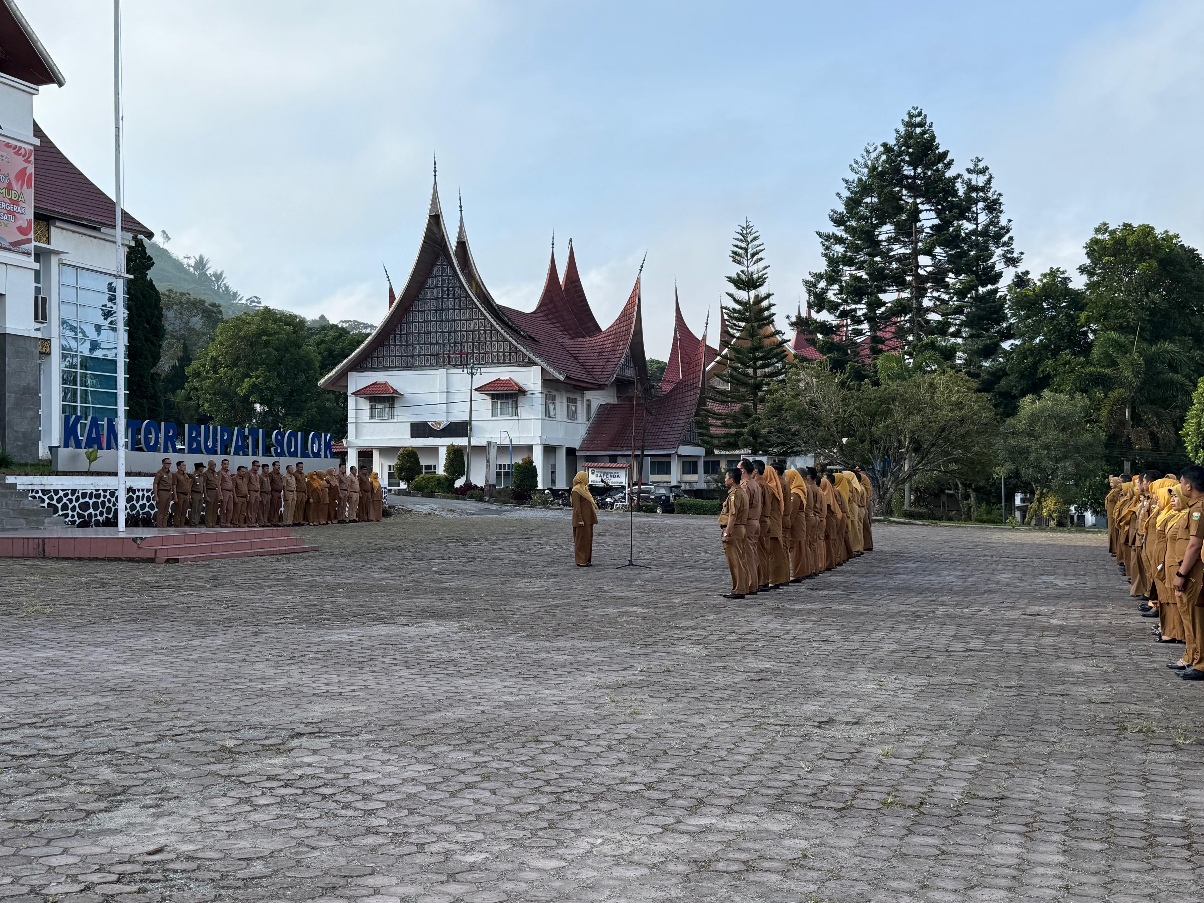 Kadis DPRKPP Retni Humaira Pimpin Apel Pagi Pemkab Solok