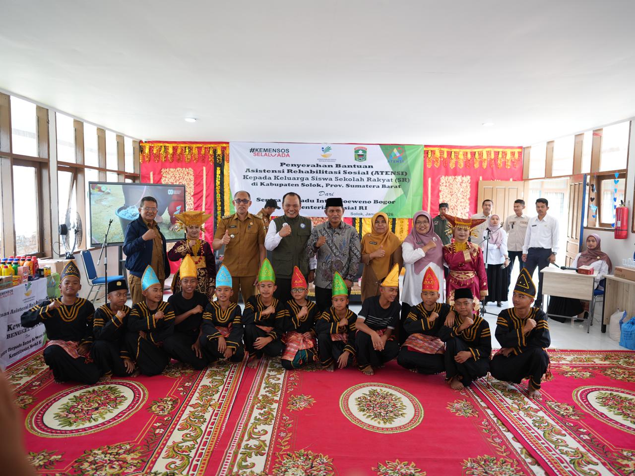 Bupati Solok Hadiri Penyerahan Bantuan Asistensi Rehabilitasi Sosial dari Kementerian Sosial RI