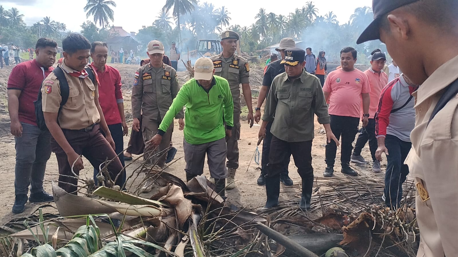 2.000 Pramuka hingga Alat Berat Turun Bersihkan Sawah Pascagalodo di Kabupaten Solok