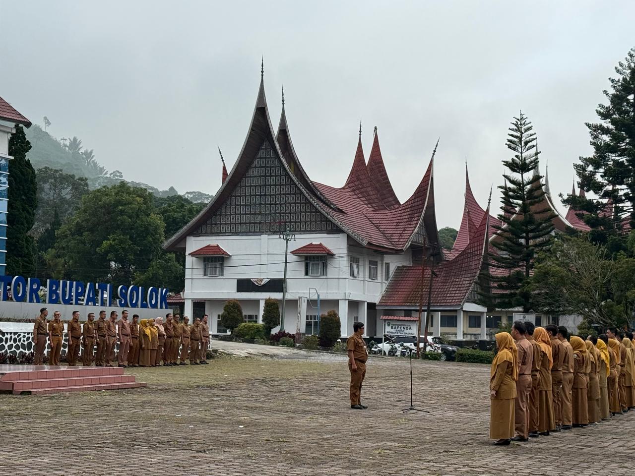 Plt. Kepala Disdukcapil Achmad Ilham Pimpin Apel Pagi, Tekankan Disiplin, Kebersihan, dan Perekamanan KTP Elektronik