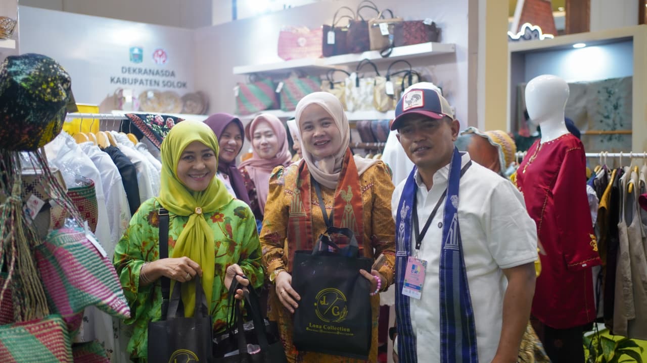 Bupati Solok Dampingi Ketua Dekranasda Kabupaten Solok Ikuti Event INACRAFT 2026
