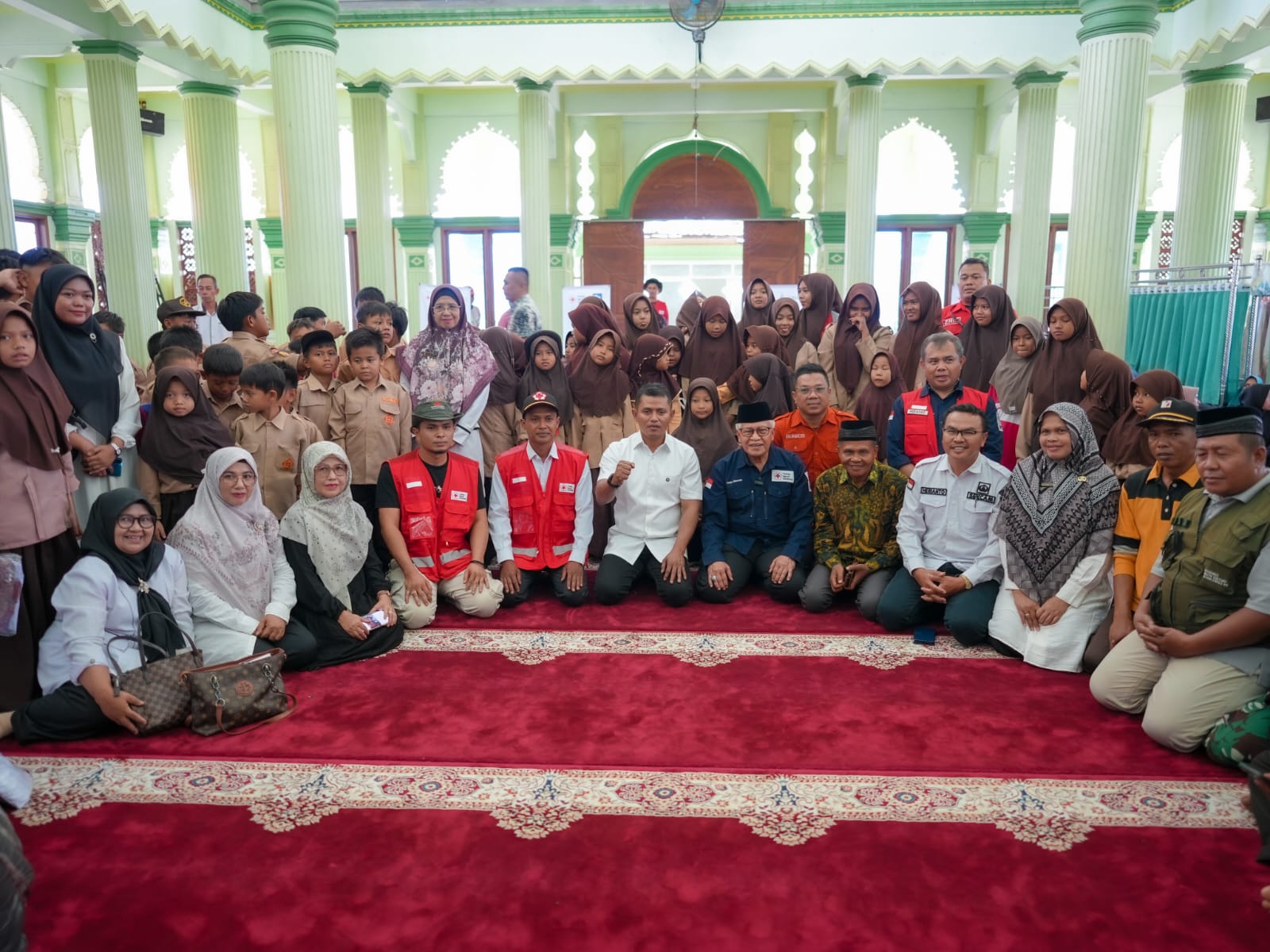 Bupati Solok Salurkan Bantuan 1.000 Seragam Sekolah dan Peralatan Kerja Bersama PMI Sumbar dan PMI Kabupaten Solok untuk Korban Banjir di Junjung Sirih