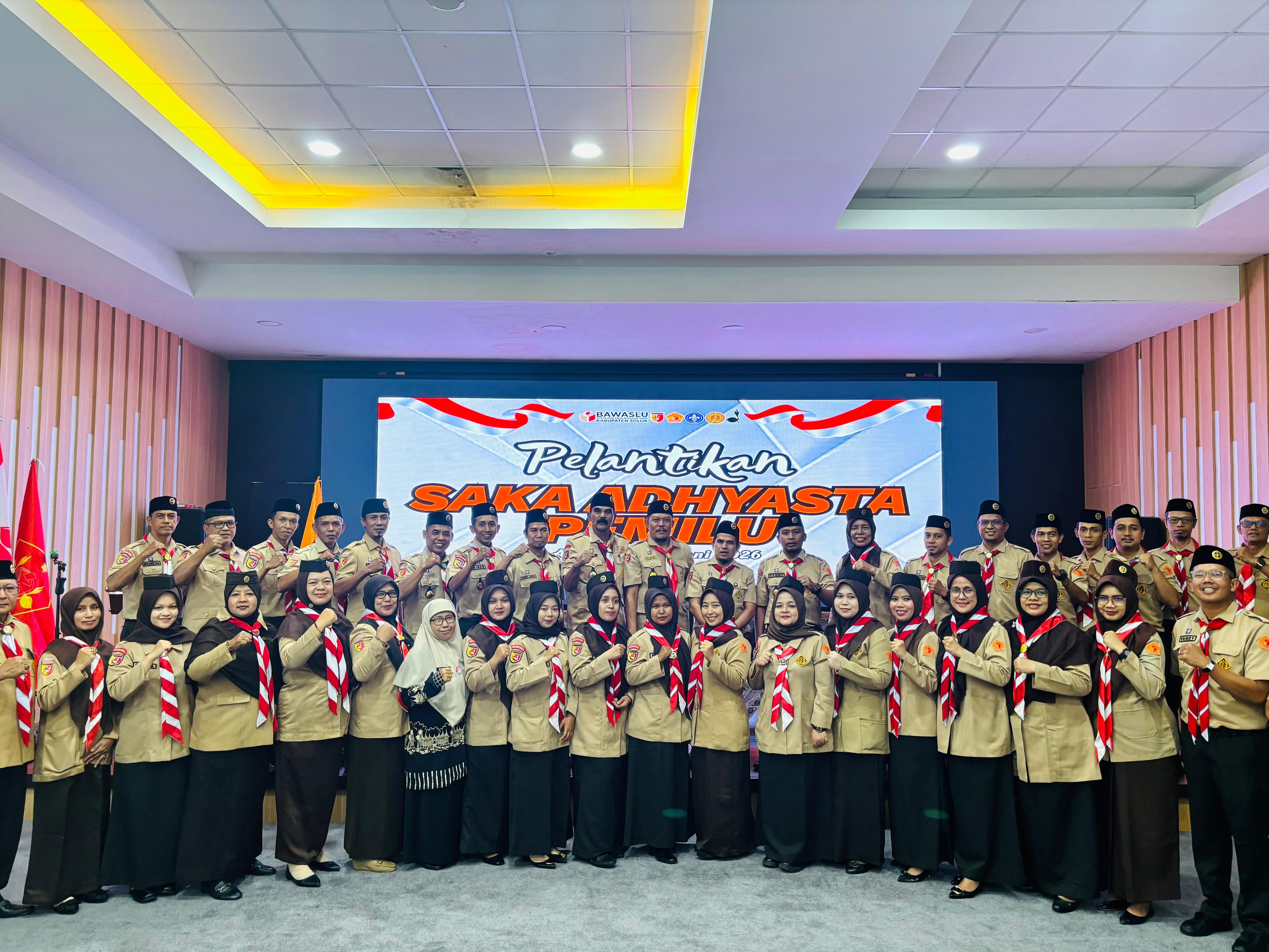 Wakil Bupati Solok Kukuhkan Pengurus Saka Pramuka Rintisan Yogaswara KPU Kabupaten Solok dan Lantik Adhiyasta Pemilu